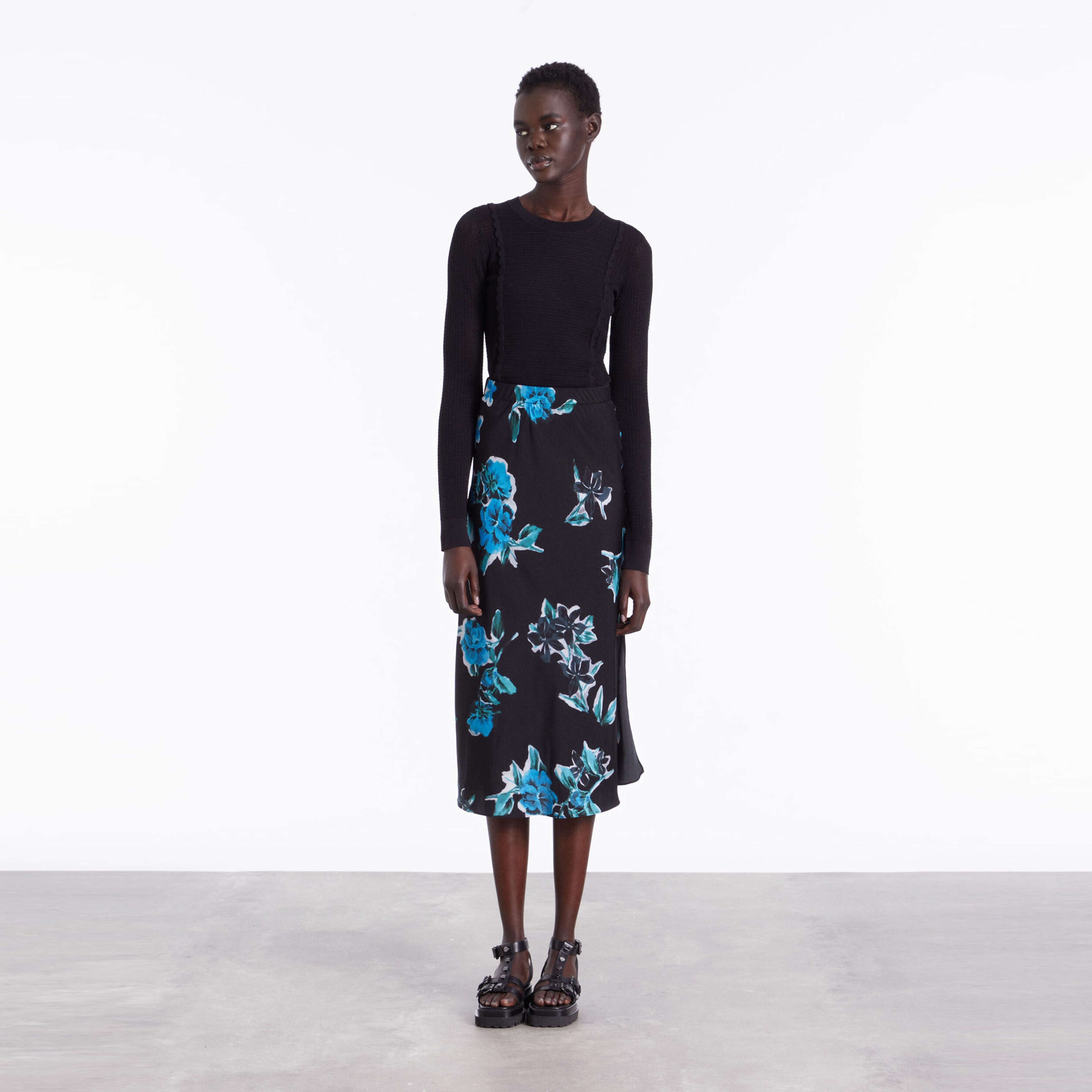 KADIN STRAIGHT FIT ÇİÇEK DESENLİ SİYAH ETEK