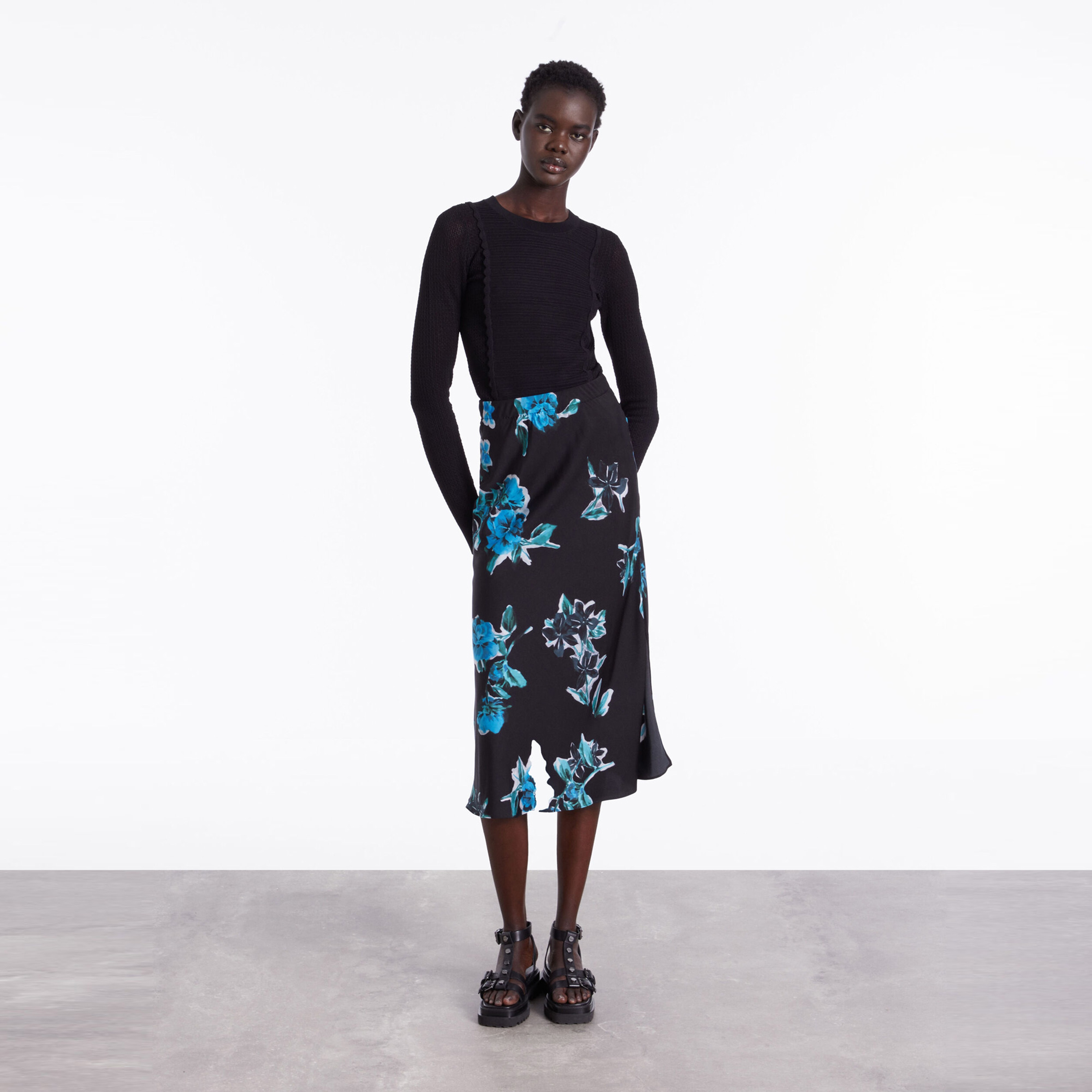 KADIN STRAIGHT FIT ÇİÇEK DESENLİ SİYAH ETEK