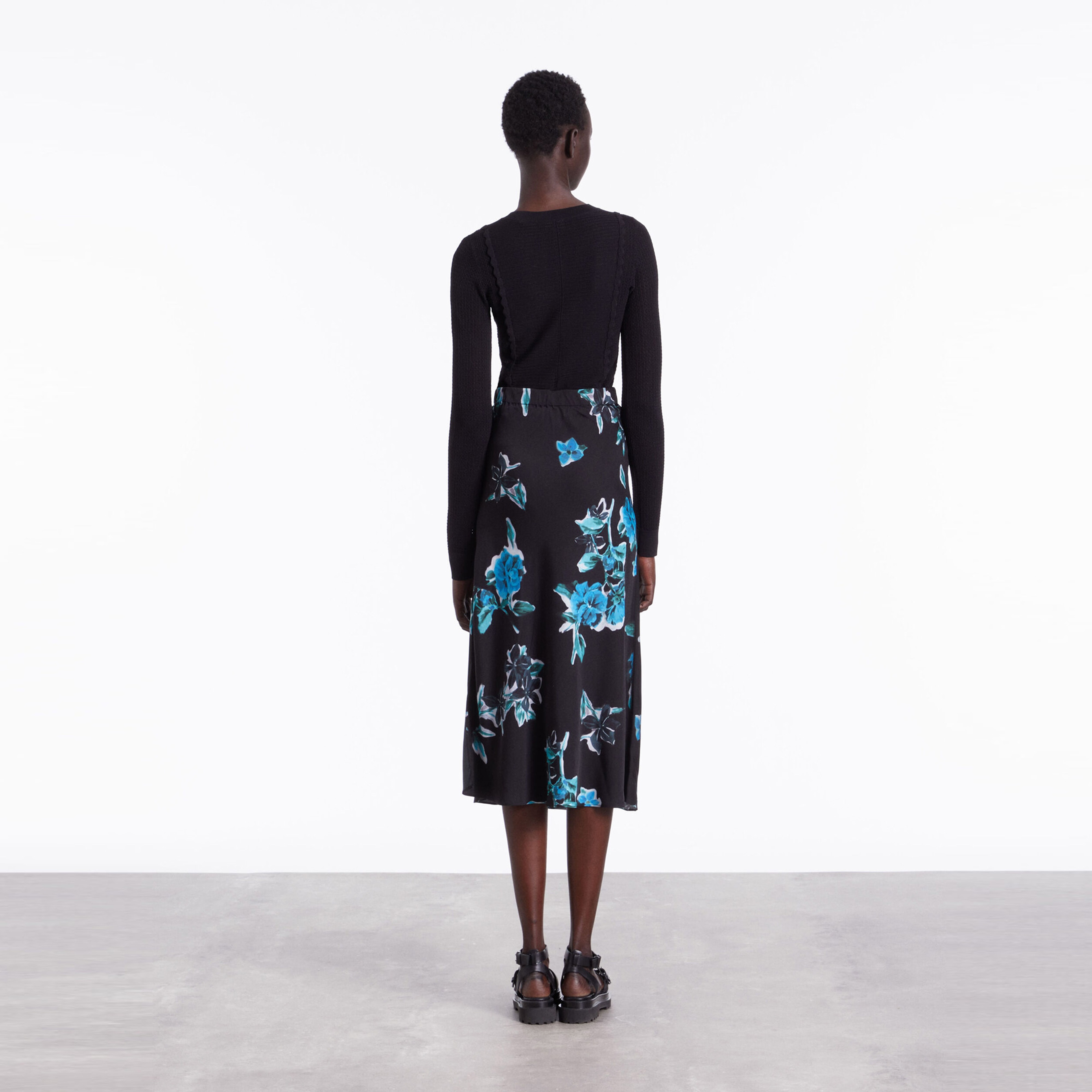 KADIN STRAIGHT FIT ÇİÇEK DESENLİ SİYAH ETEK