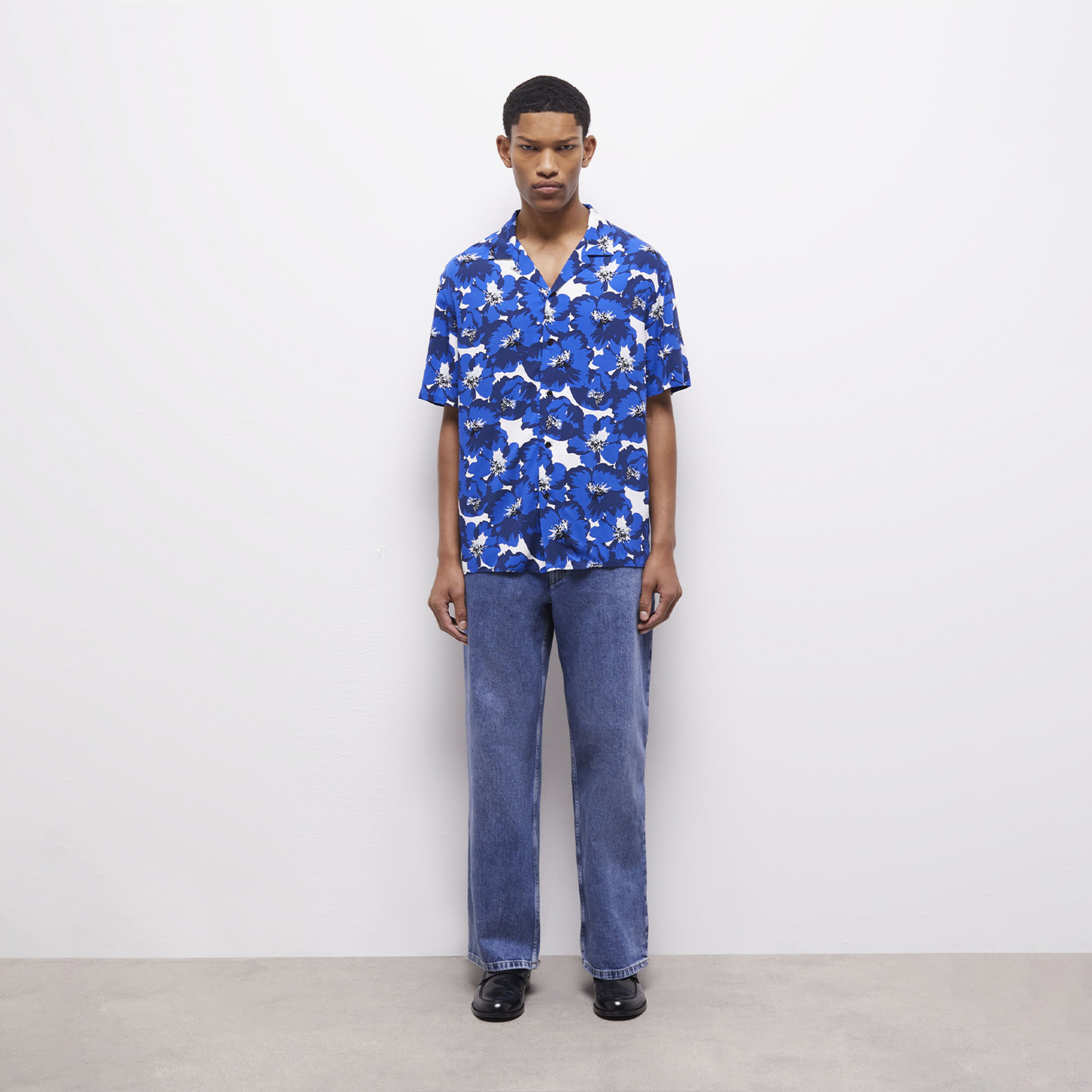 ERKEK ÇİÇEK DESENLİ MAVİ GÖMLEK