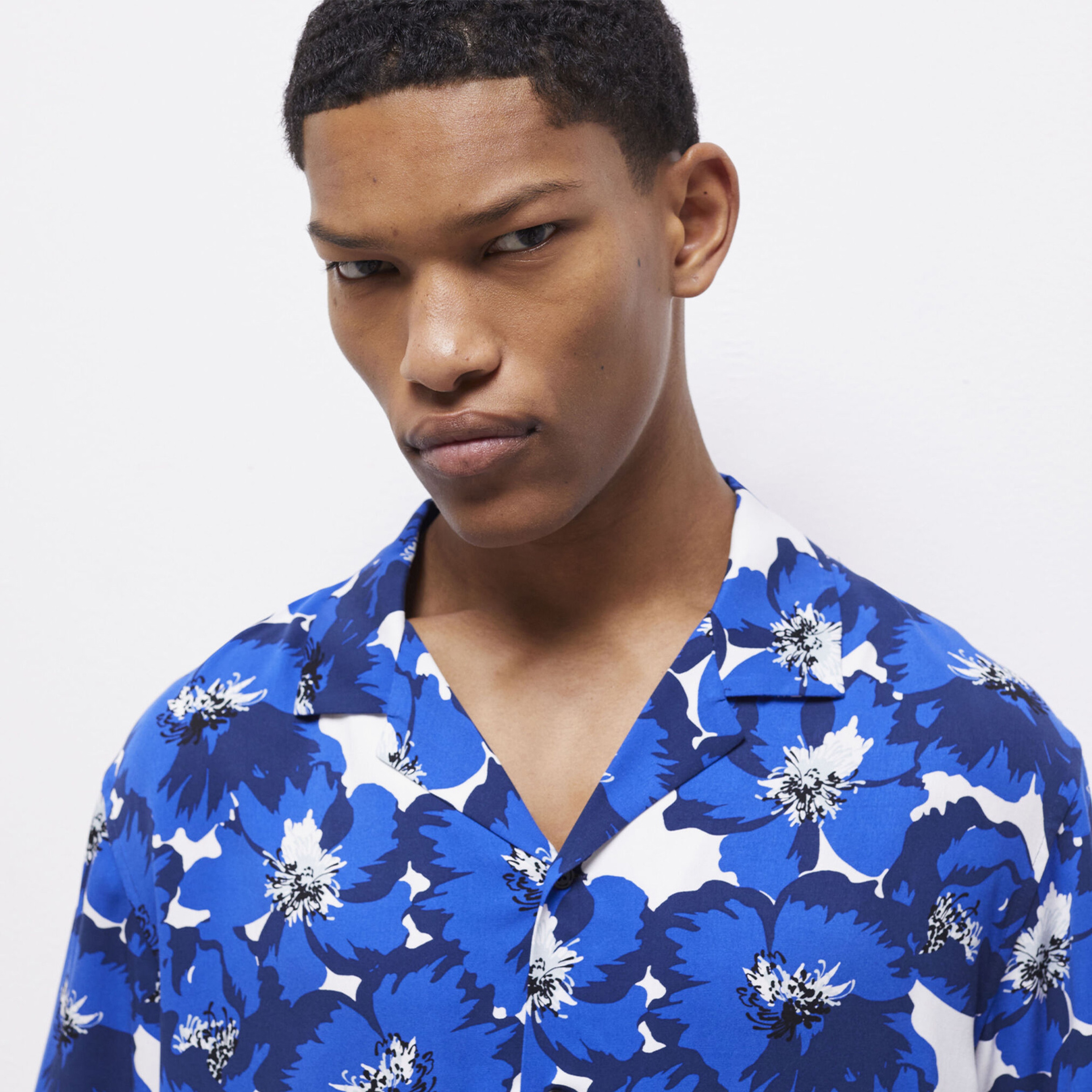 ERKEK ÇİÇEK DESENLİ MAVİ GÖMLEK