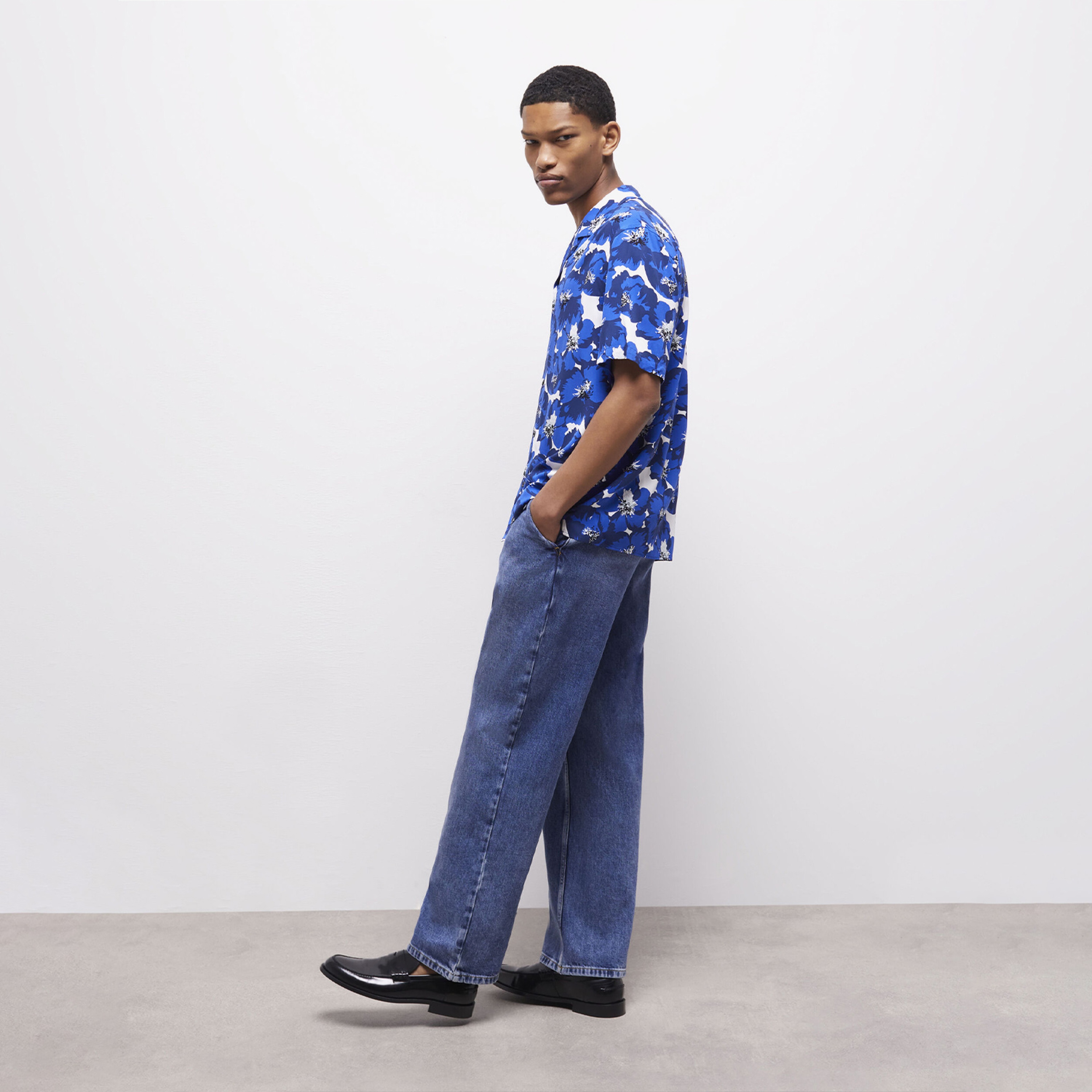 ERKEK ÇİÇEK DESENLİ MAVİ GÖMLEK