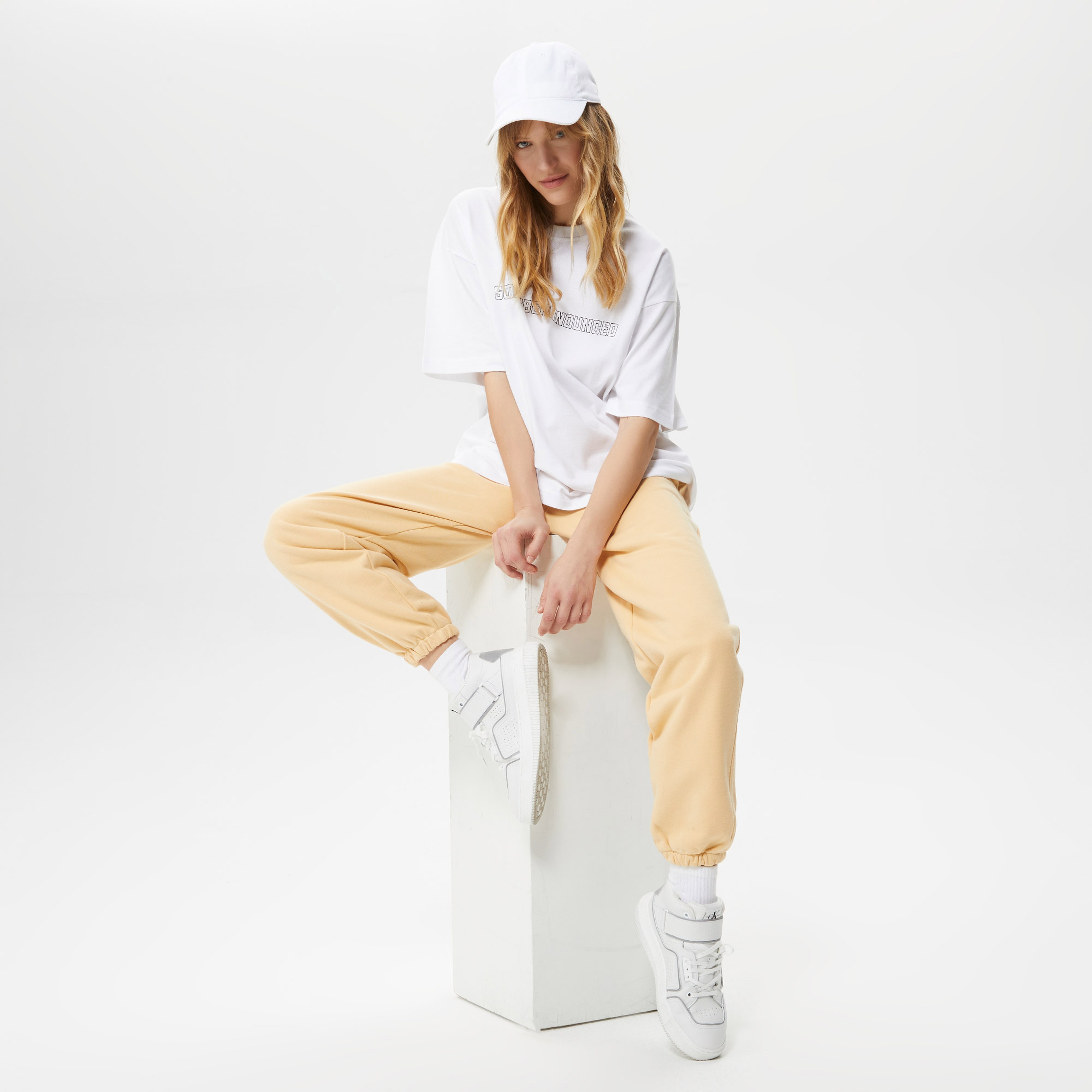 Soon To Be Announced Logo Unisex Beyaz T-Shirt