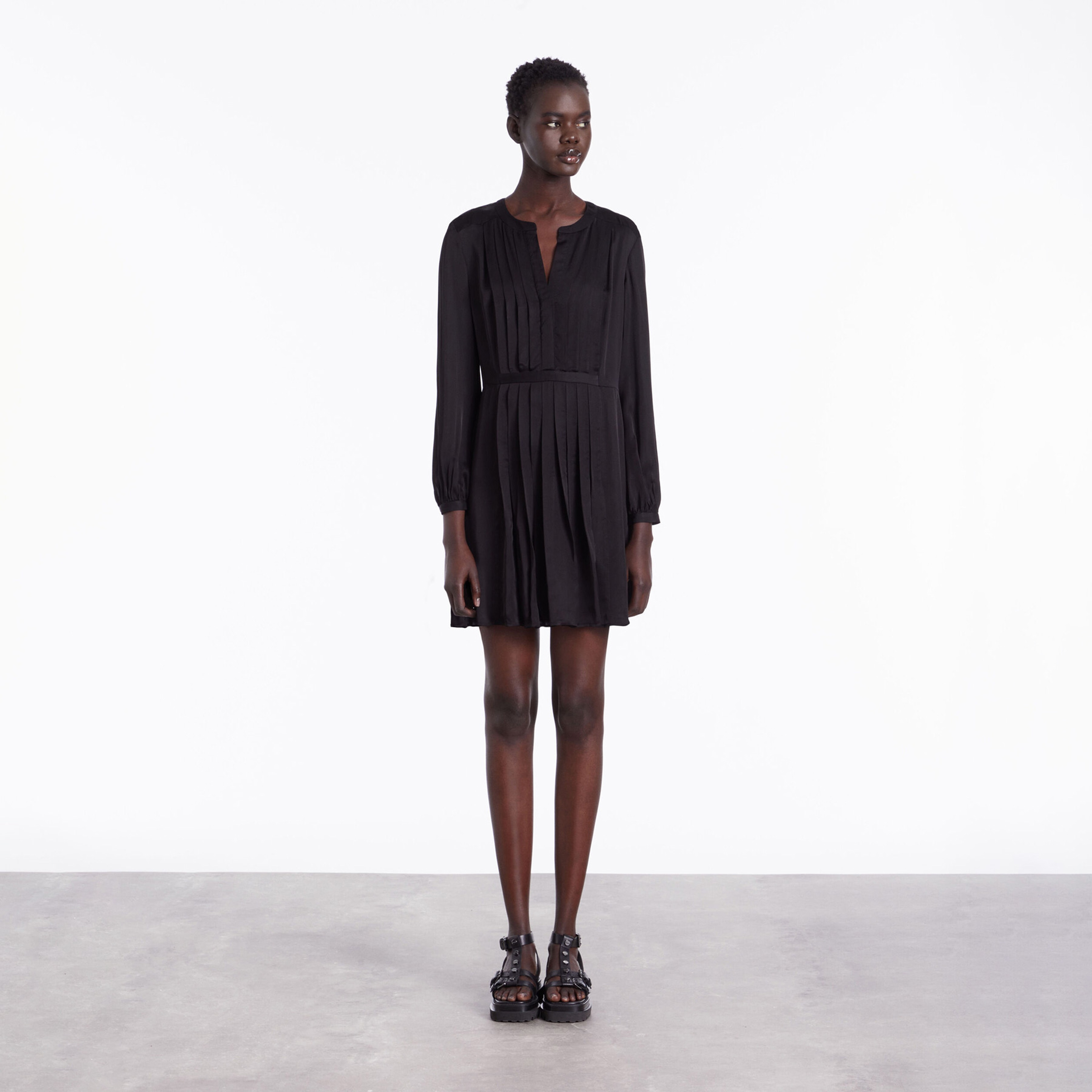 KADIN V YAKA UZUN KOLLU SİYAH ELBİSE