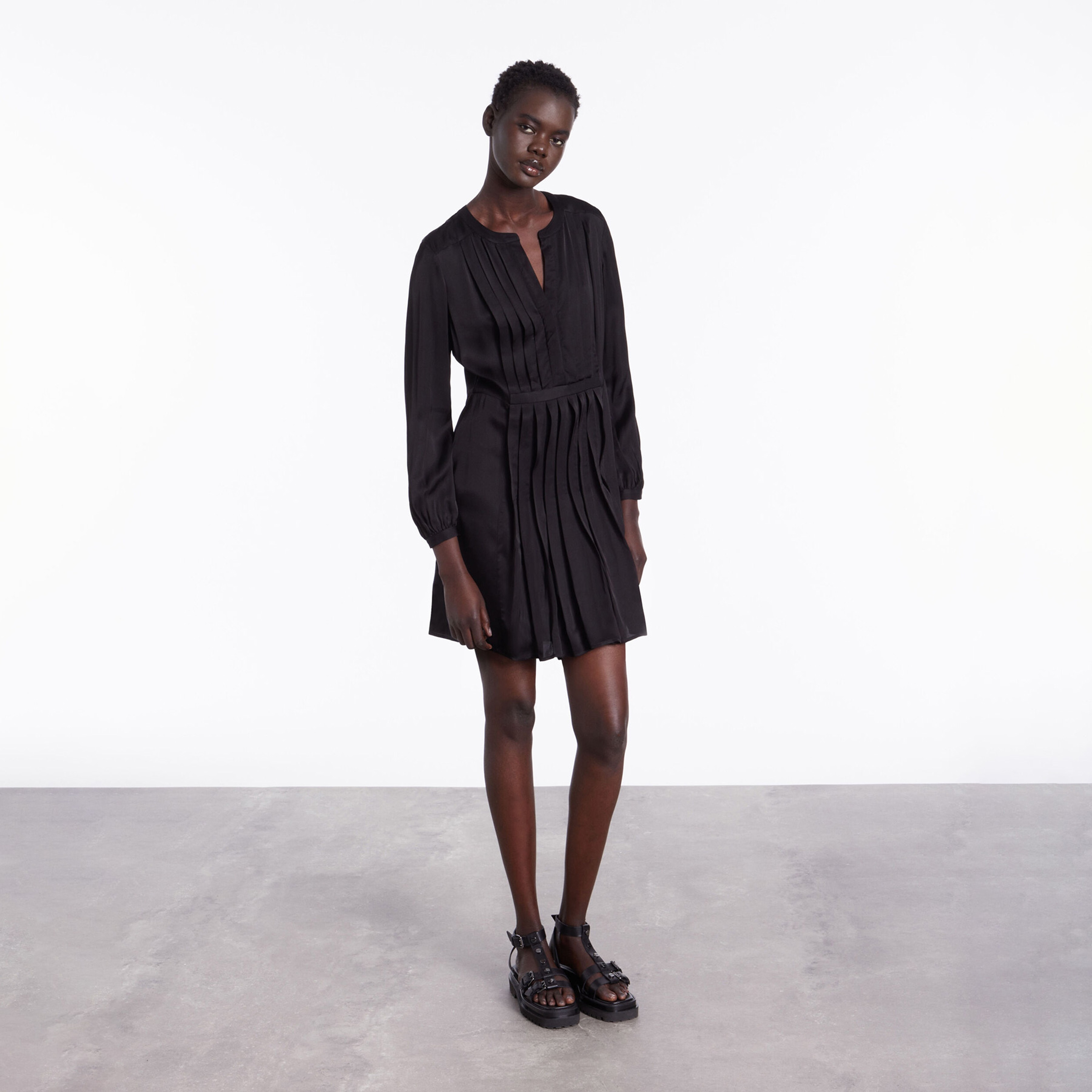 KADIN V YAKA UZUN KOLLU SİYAH ELBİSE