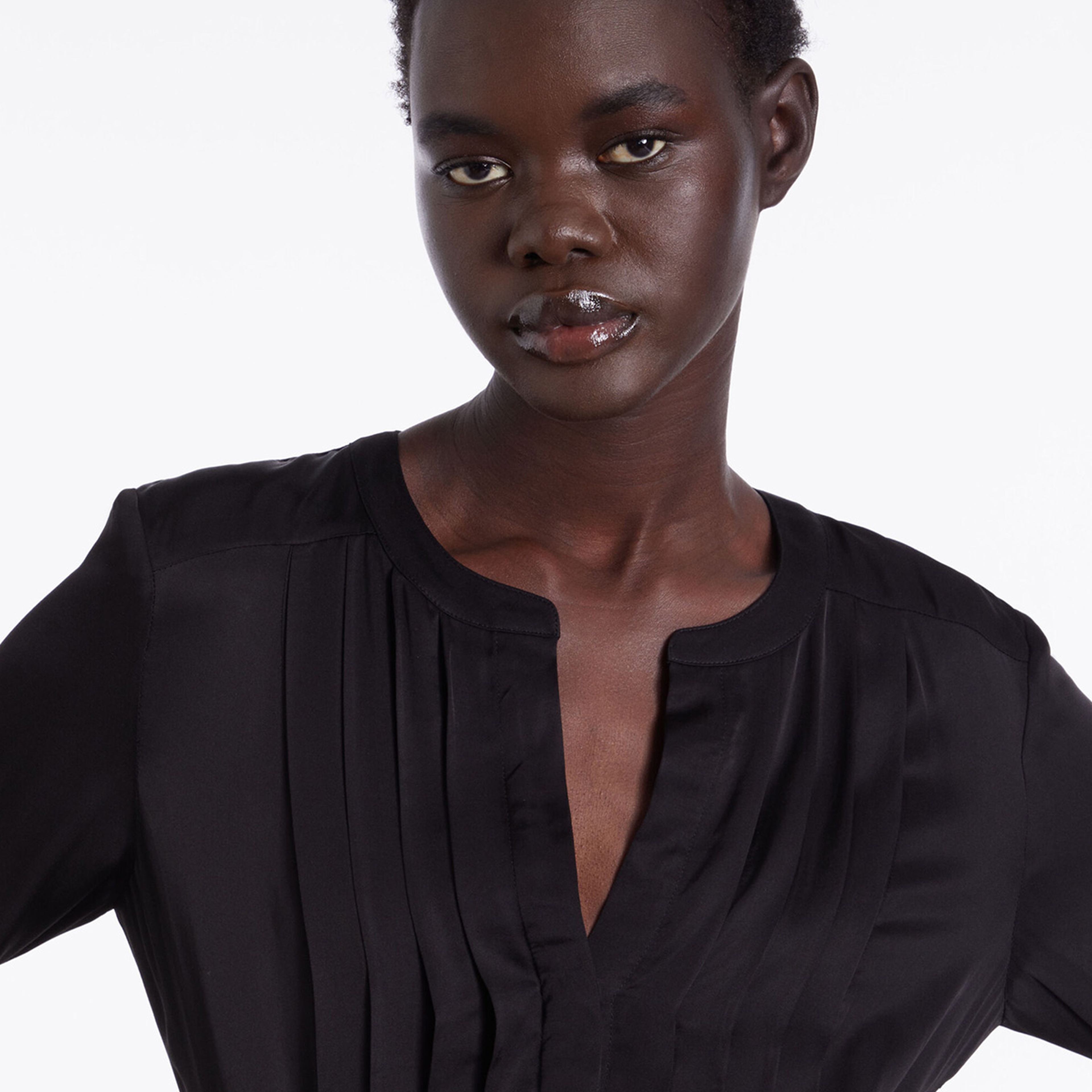 KADIN V YAKA UZUN KOLLU SİYAH ELBİSE