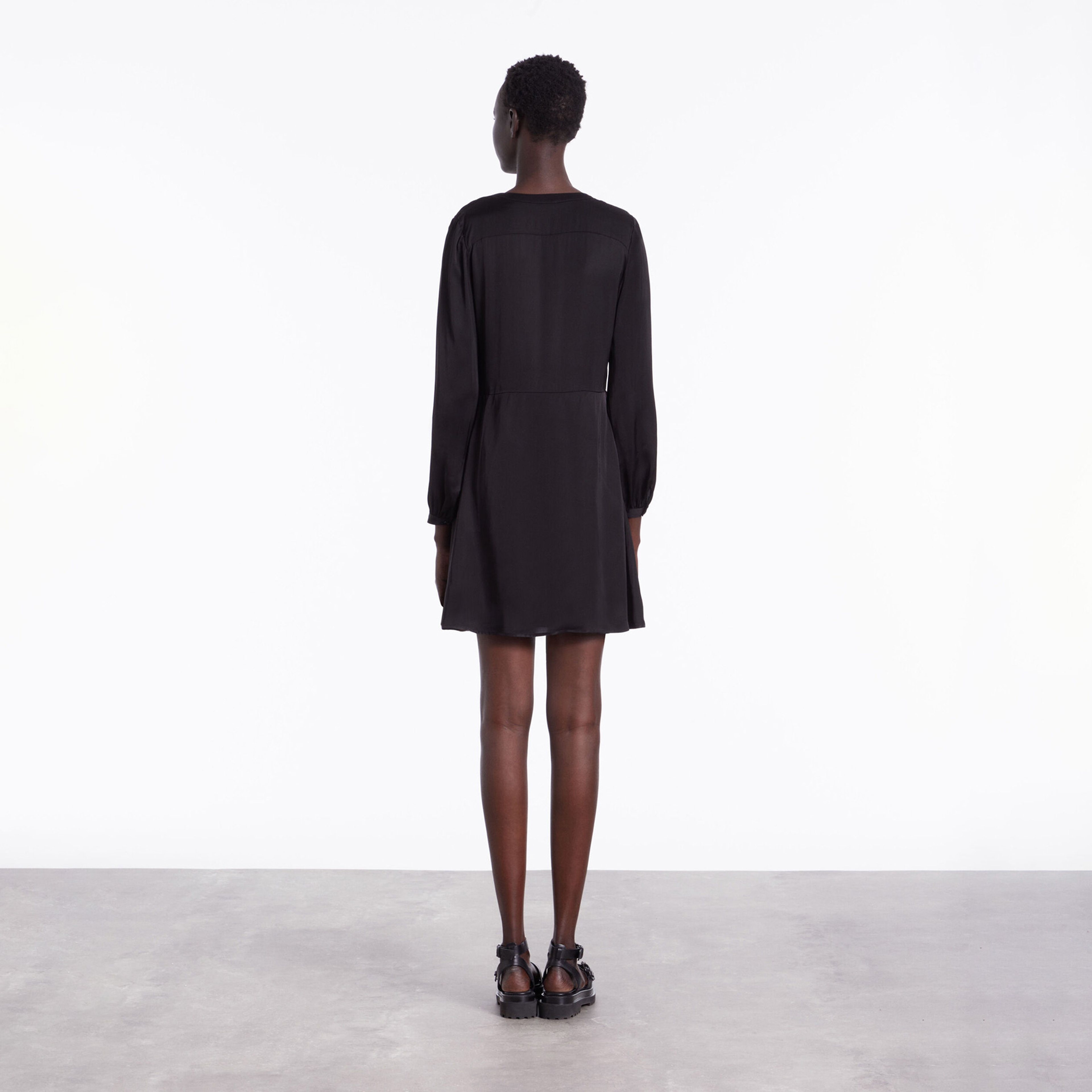 KADIN V YAKA UZUN KOLLU SİYAH ELBİSE