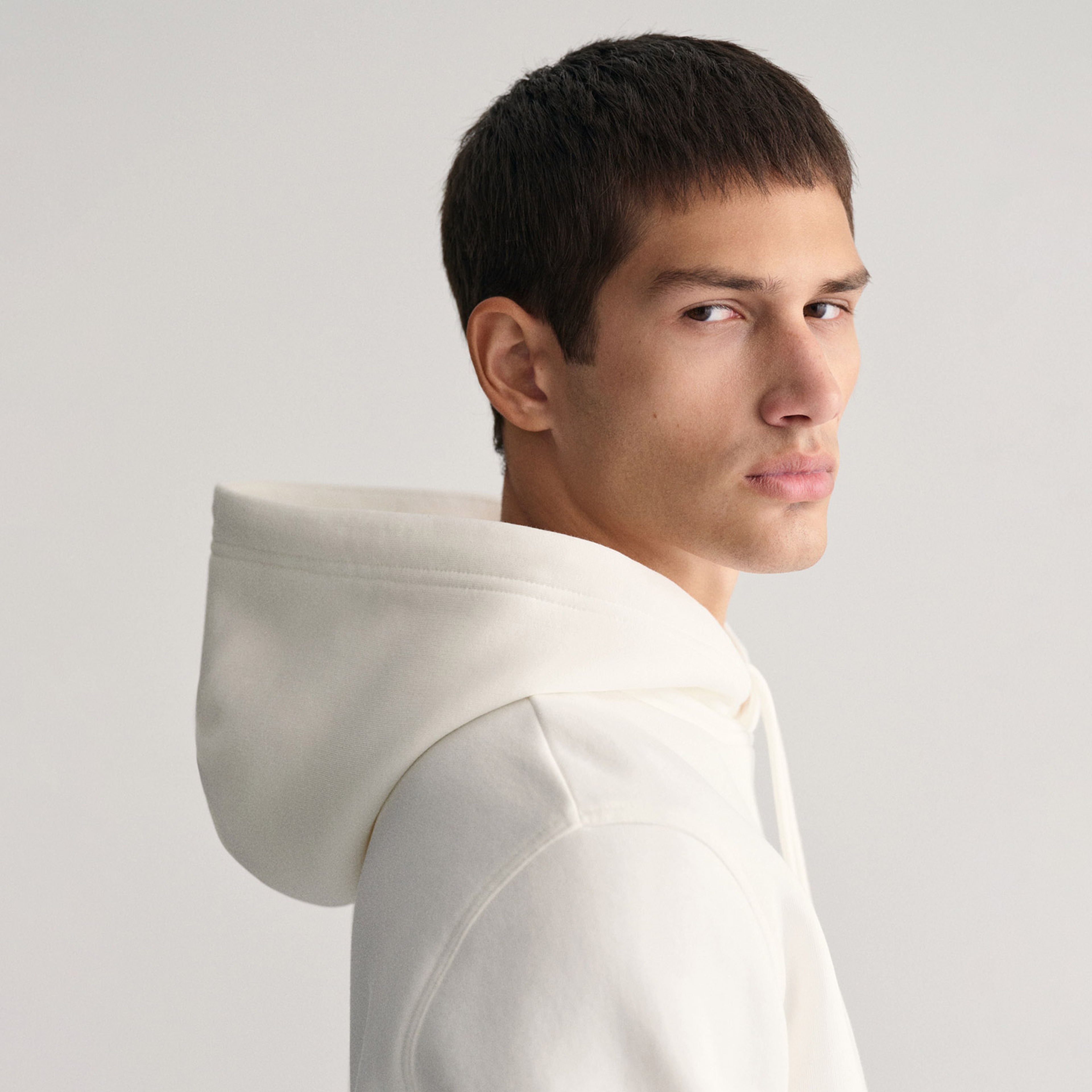 GANT Erkek Krem Regular Fit Kapüşonlu Logolu Sweatshirt