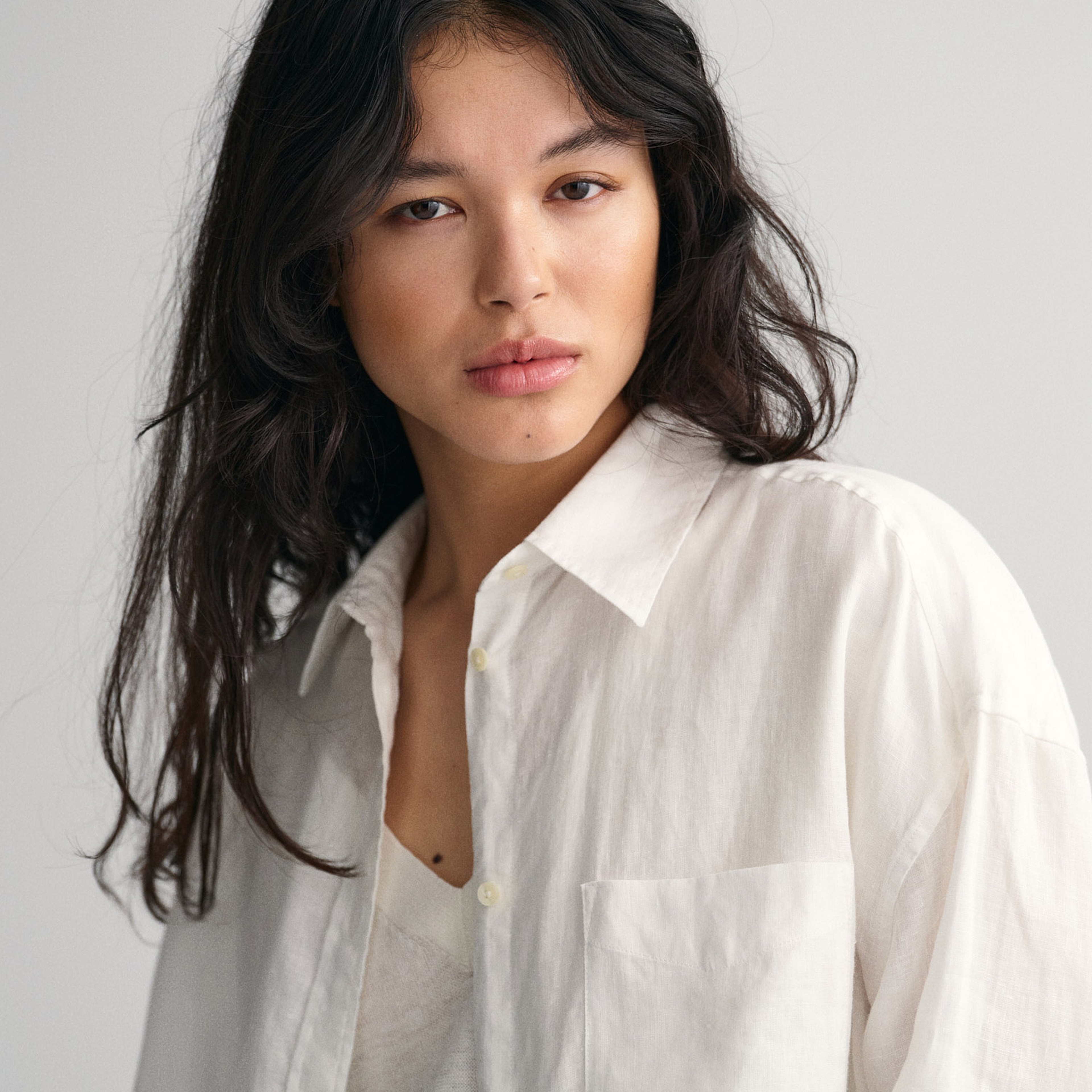 GANT Kadın Beyaz Oversize Fit Klasik Yaka Keten Gömlek