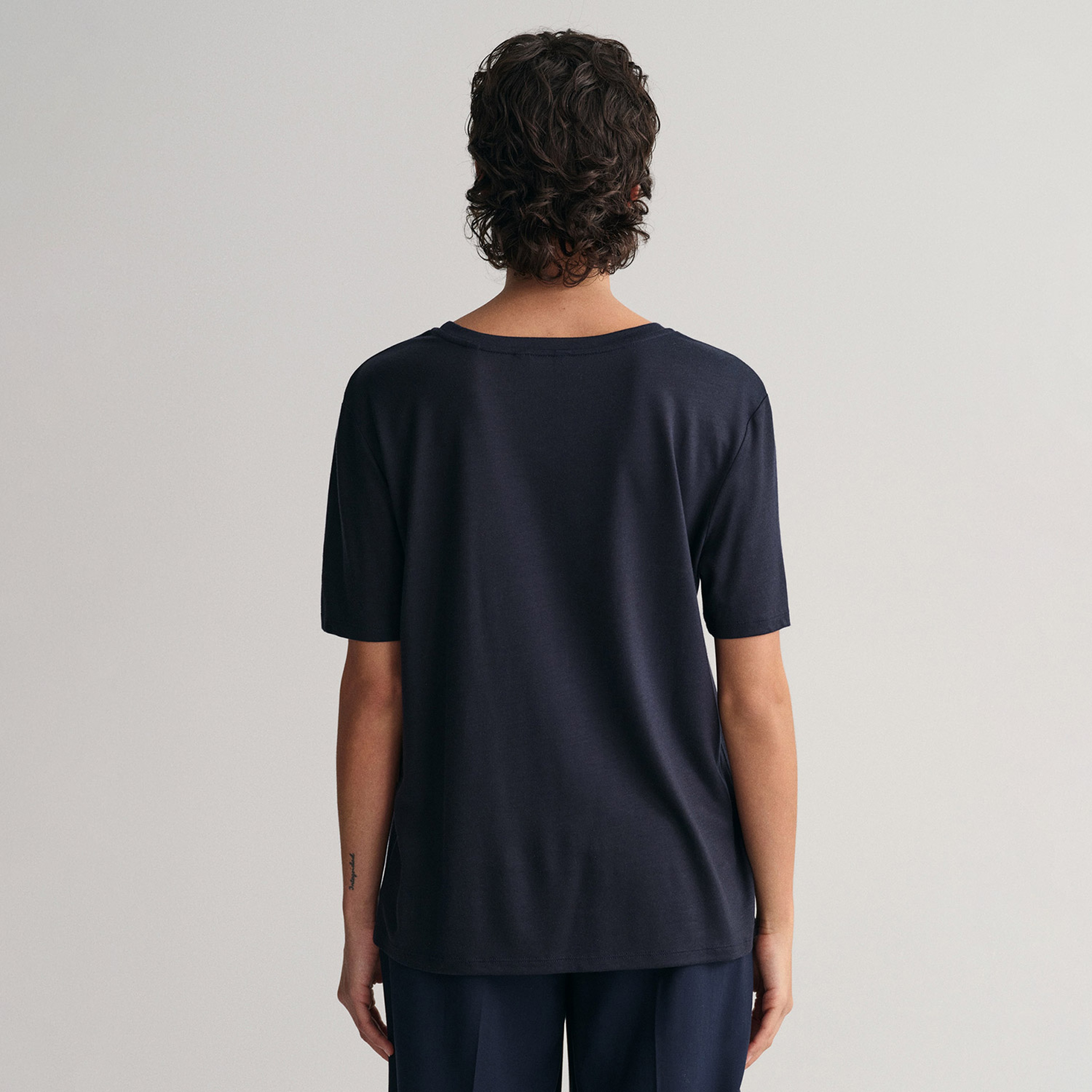 GANT Kadın Lacivert Relaxed Fit Bisiklet Yaka T-shirt