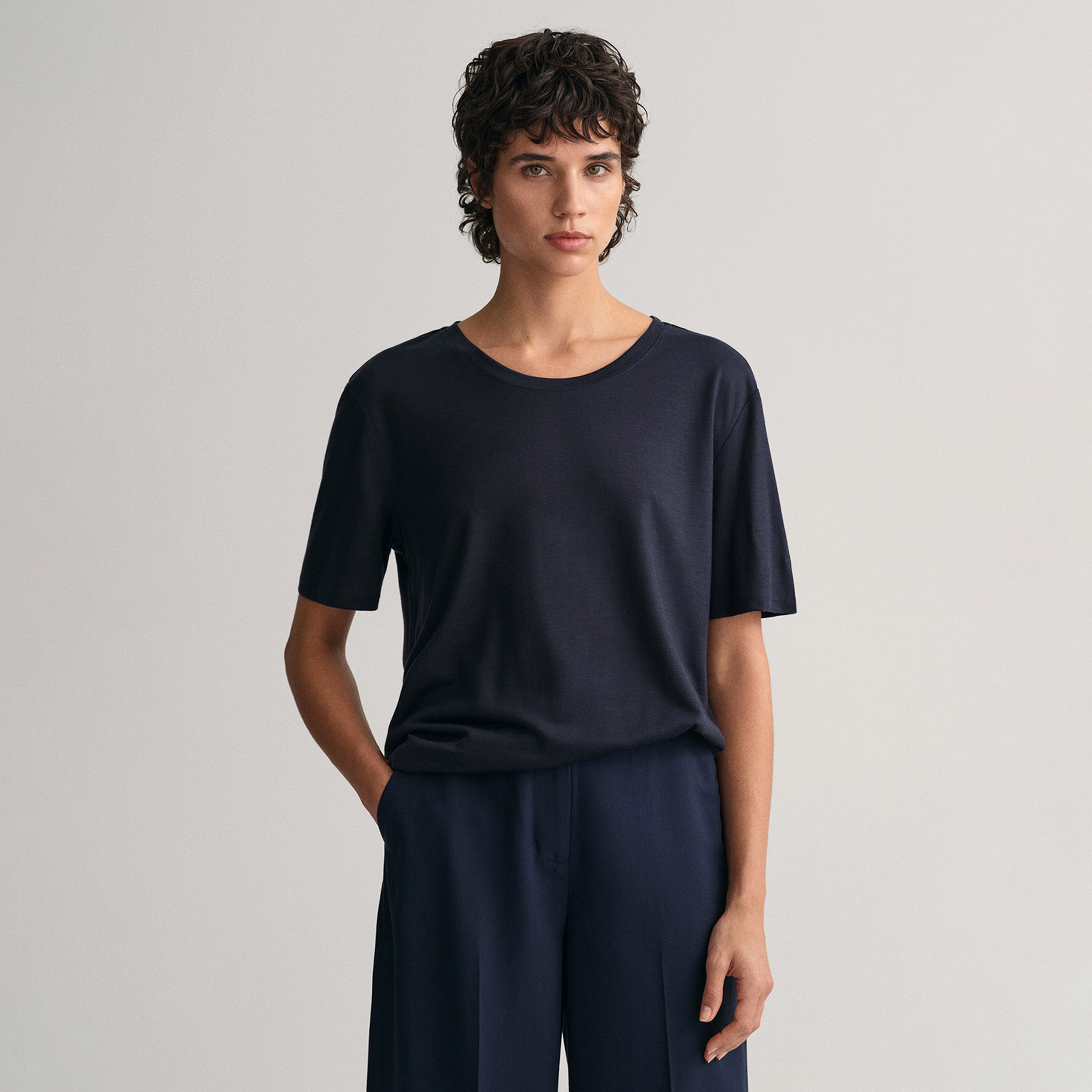 GANT Kadın Lacivert Relaxed Fit Bisiklet Yaka T-shirt