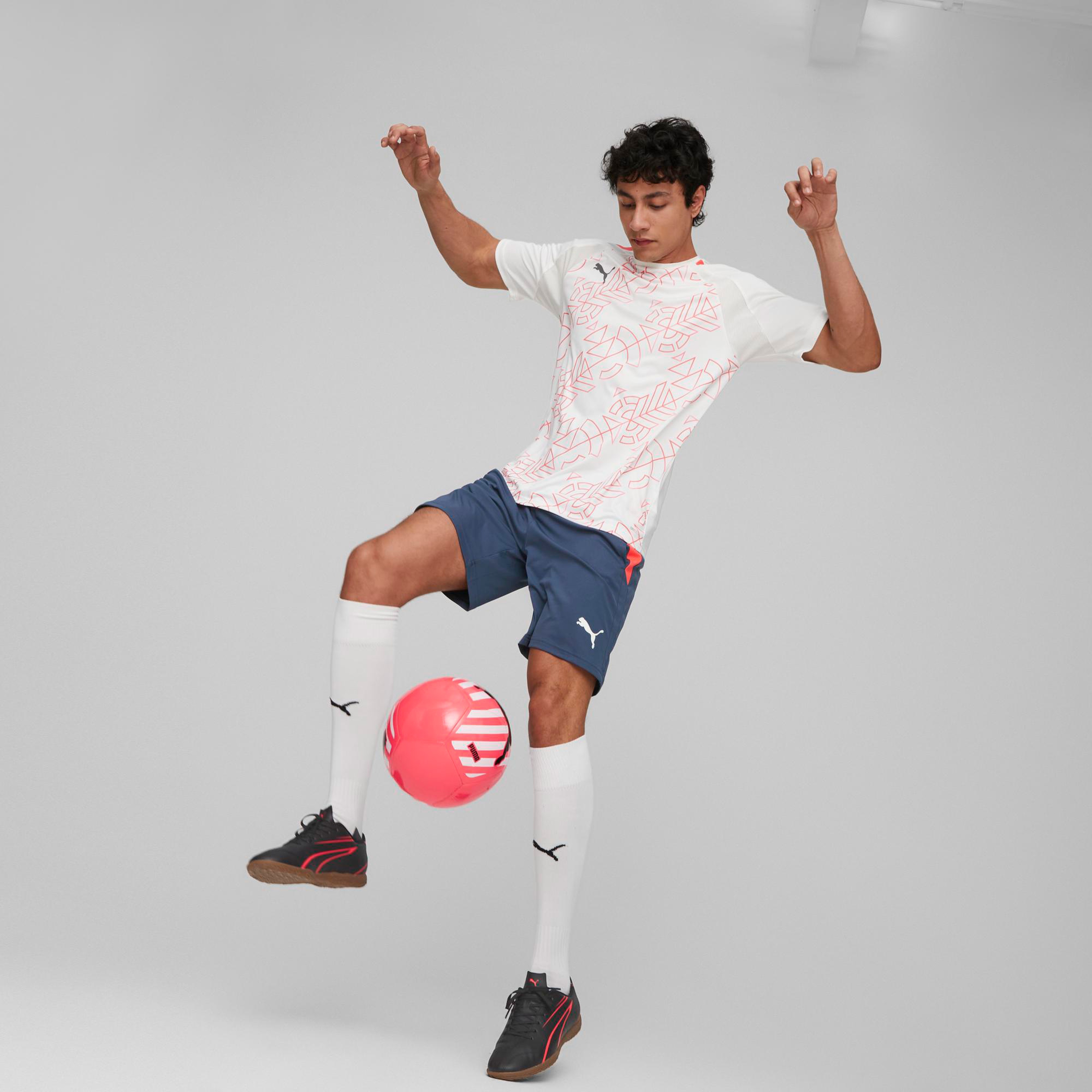 Puma Vitoria Erkek Siyah Halı Saha Kramponu
