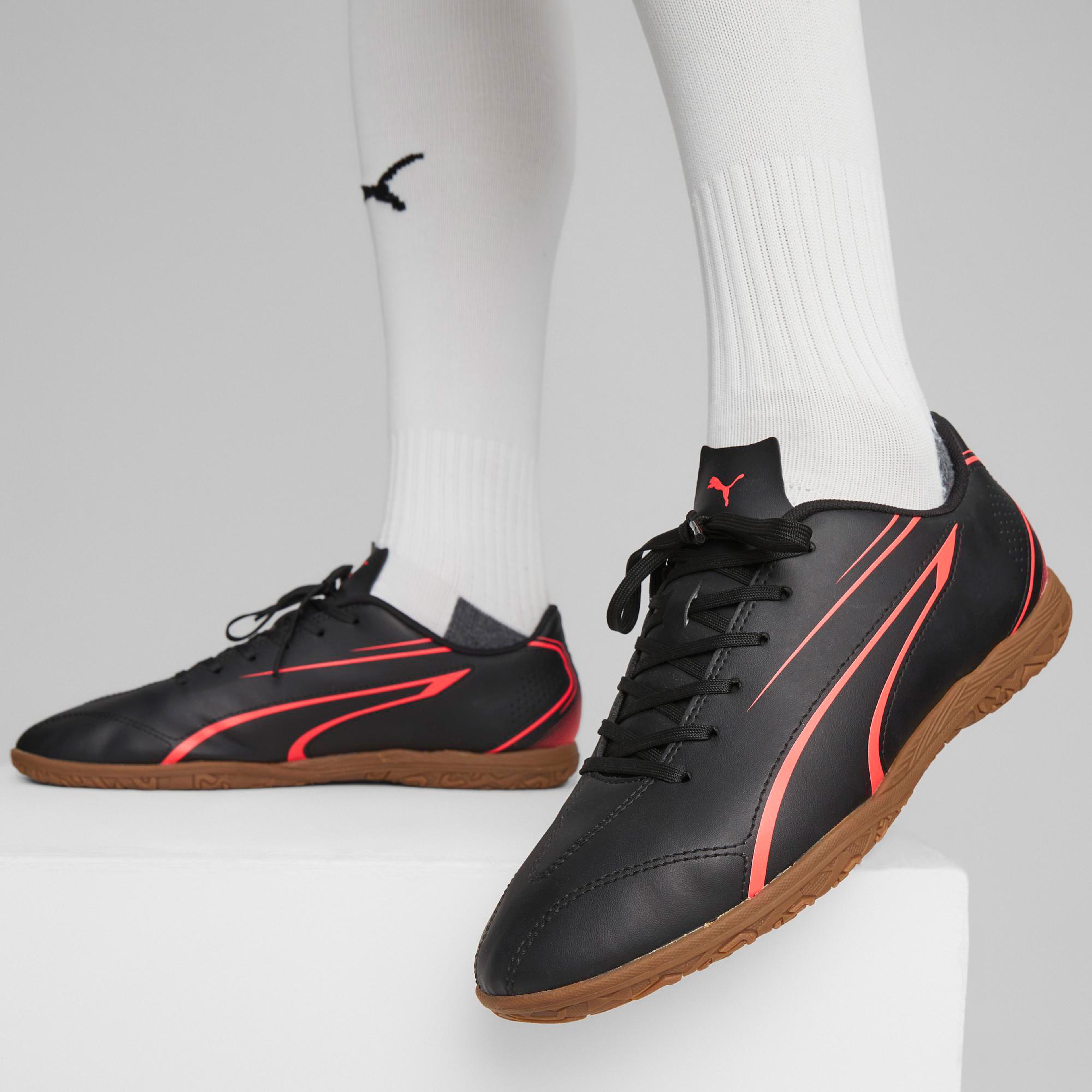 Puma Vitoria Erkek Siyah Halı Saha Kramponu