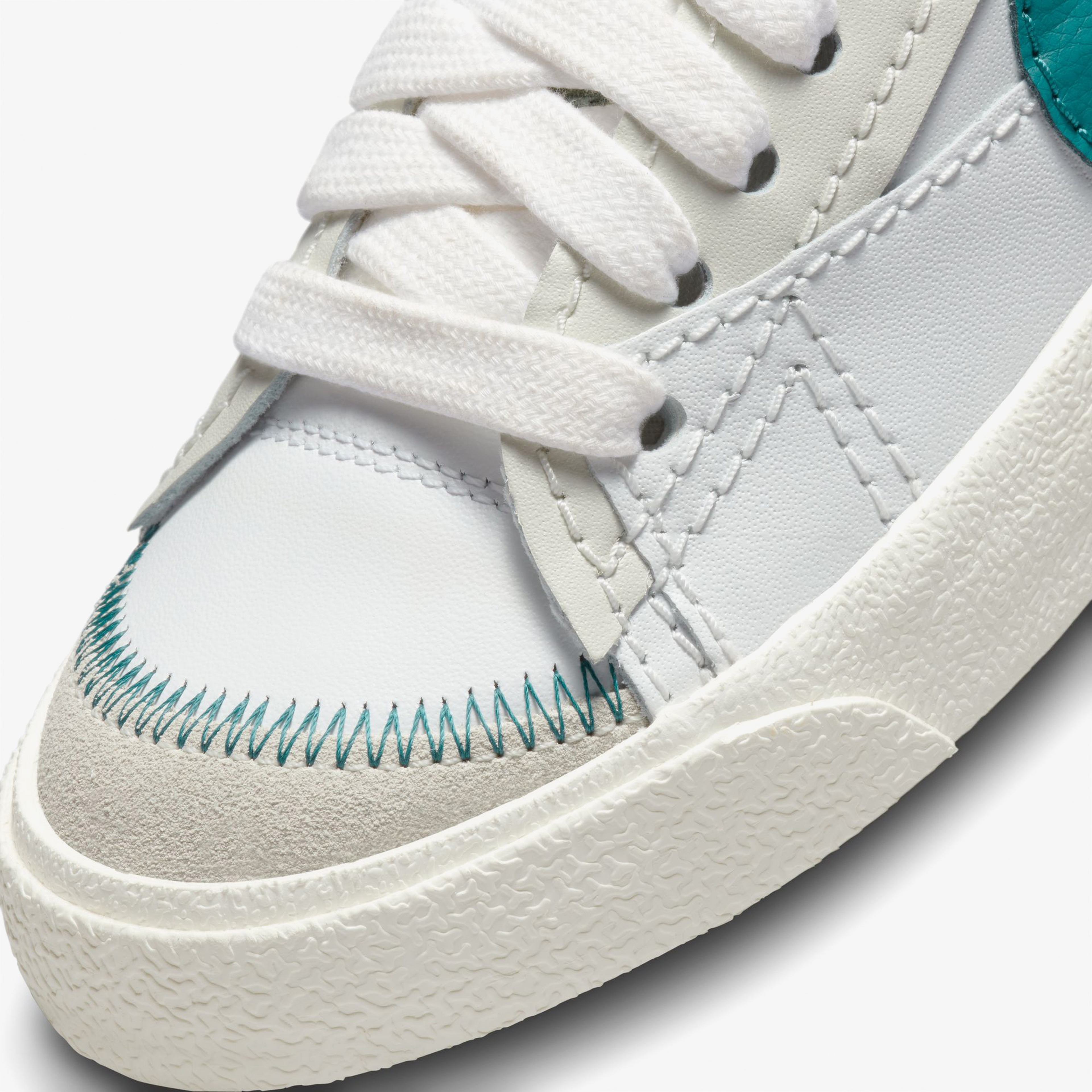 Nike Blazer Low '77 Jumbo Kadın Beyaz Spor Ayakkabı