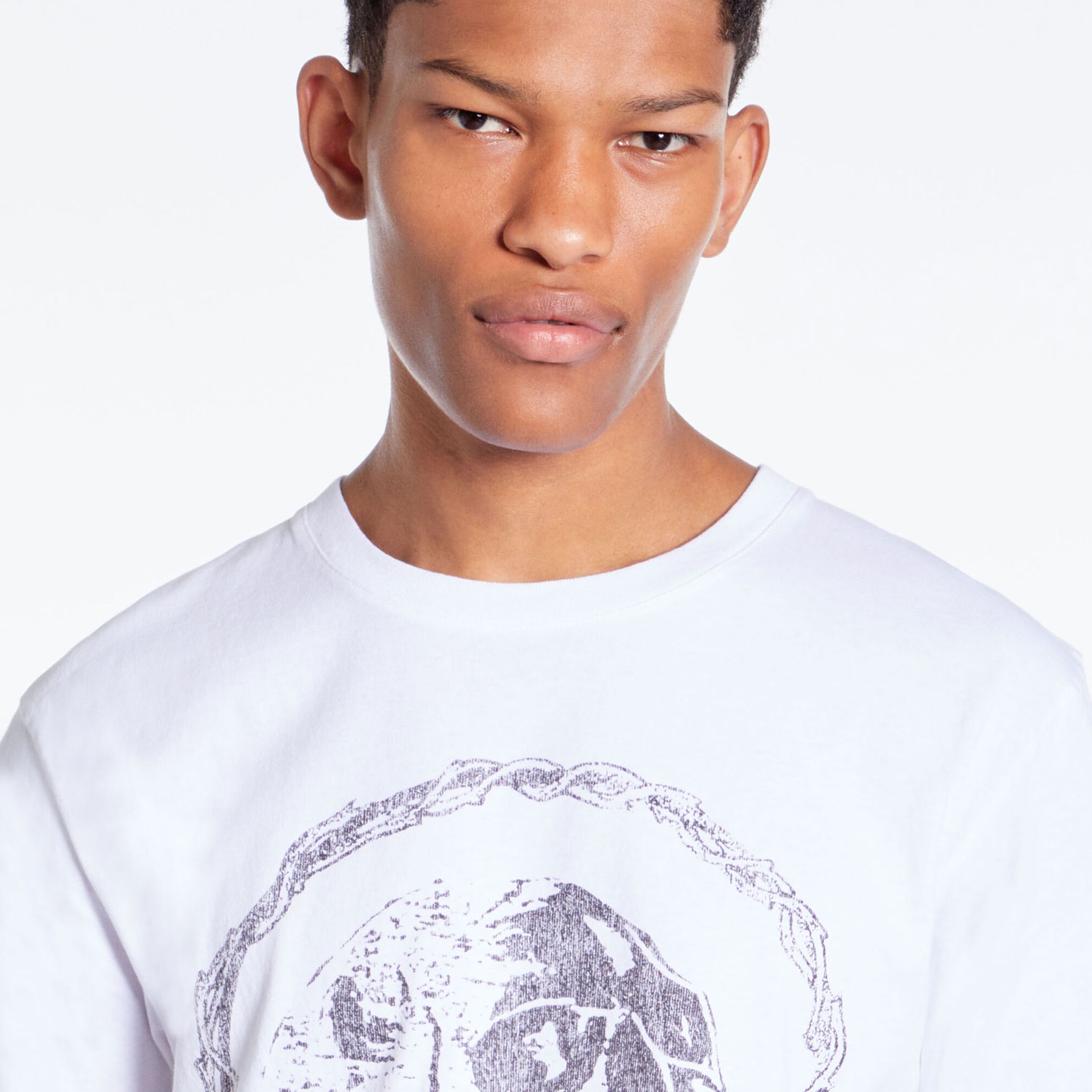 ERKEK BASKILI KISA KOLLU BİSİKLET YAKA BEYAZ T-SHIRT