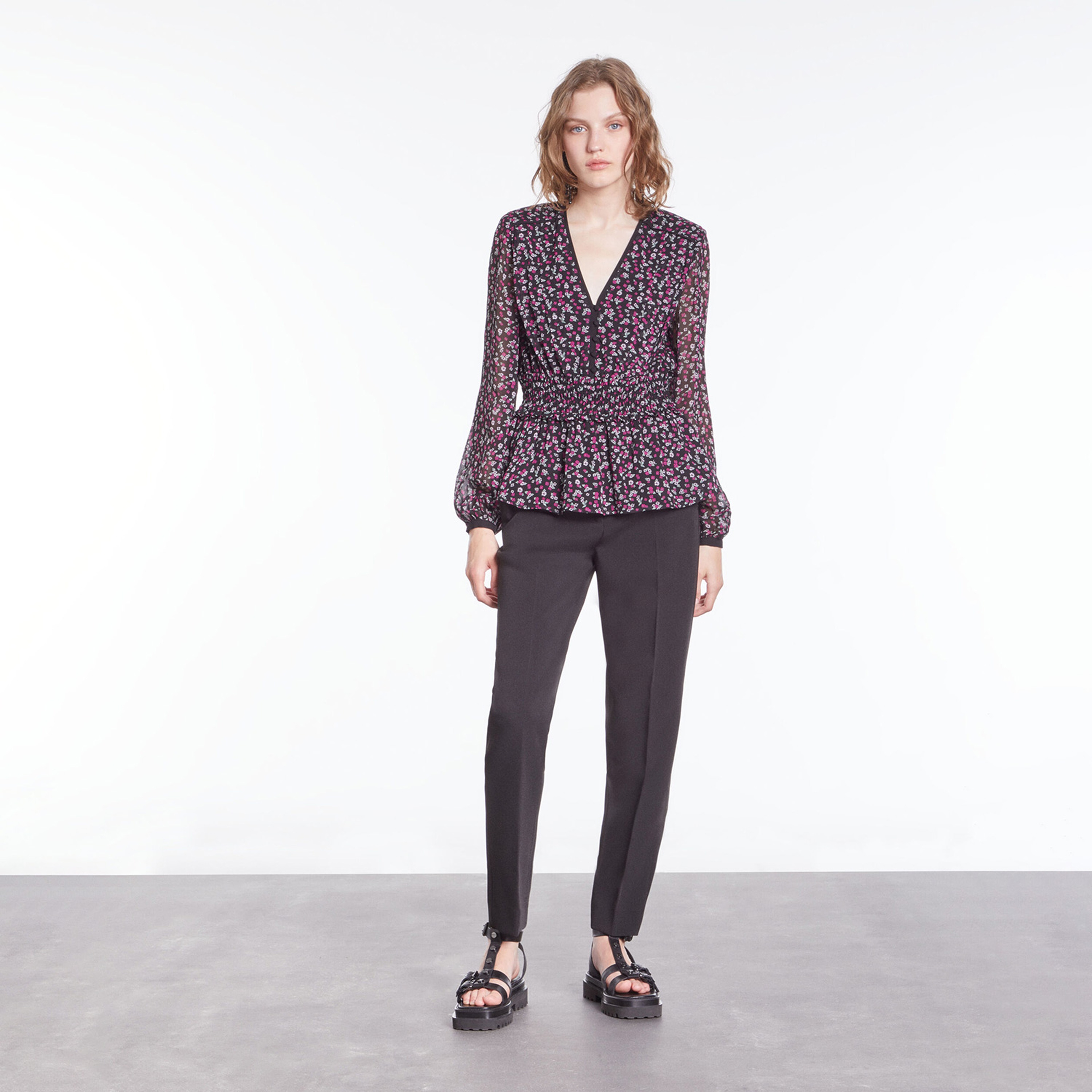 KADIN V YAKA UZUN KOLLU BASKILI SİYAH BLUZ