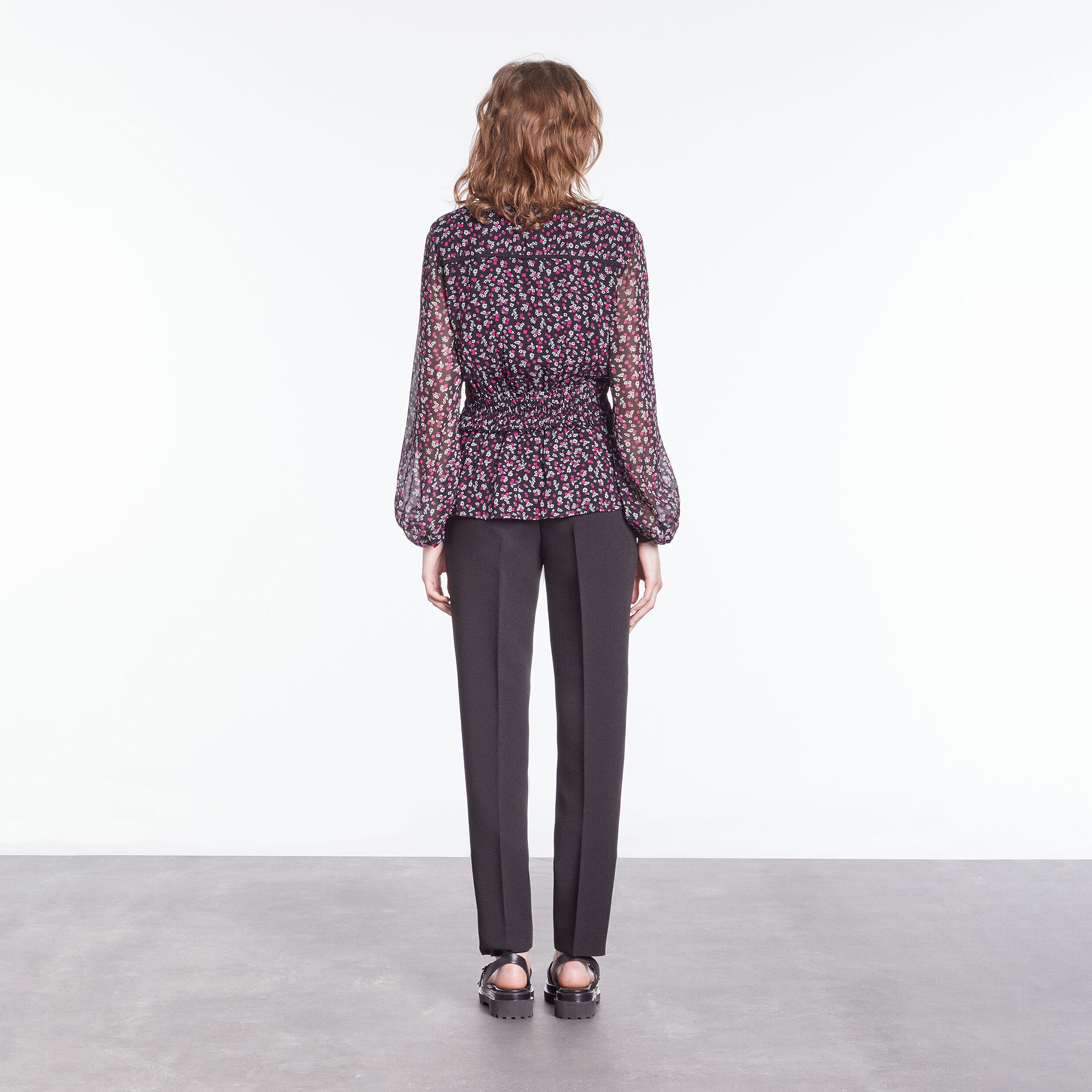 KADIN V YAKA UZUN KOLLU BASKILI SİYAH BLUZ