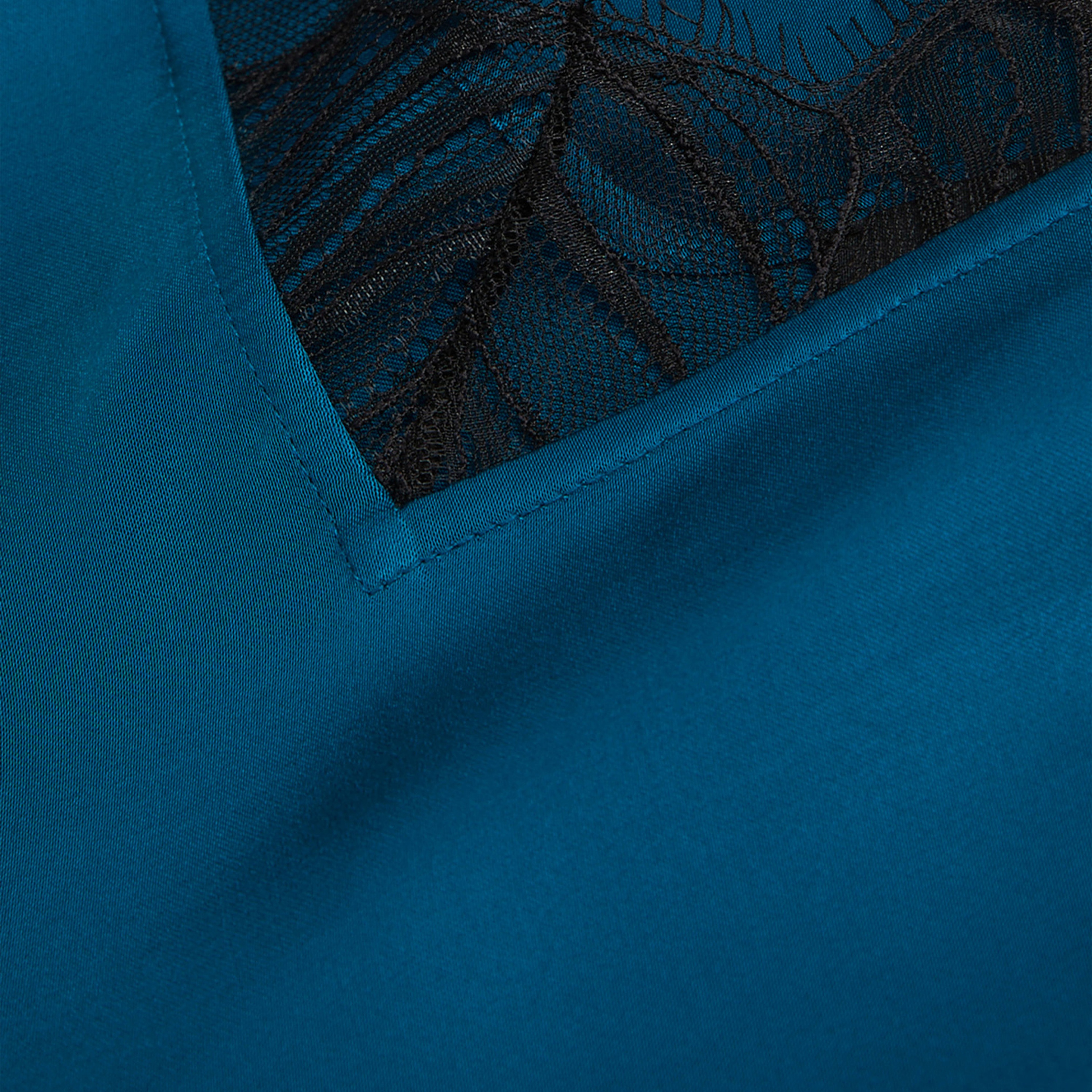 KADIN ASKILI V YAKA İŞLEMELİ MAVİ BLUZ