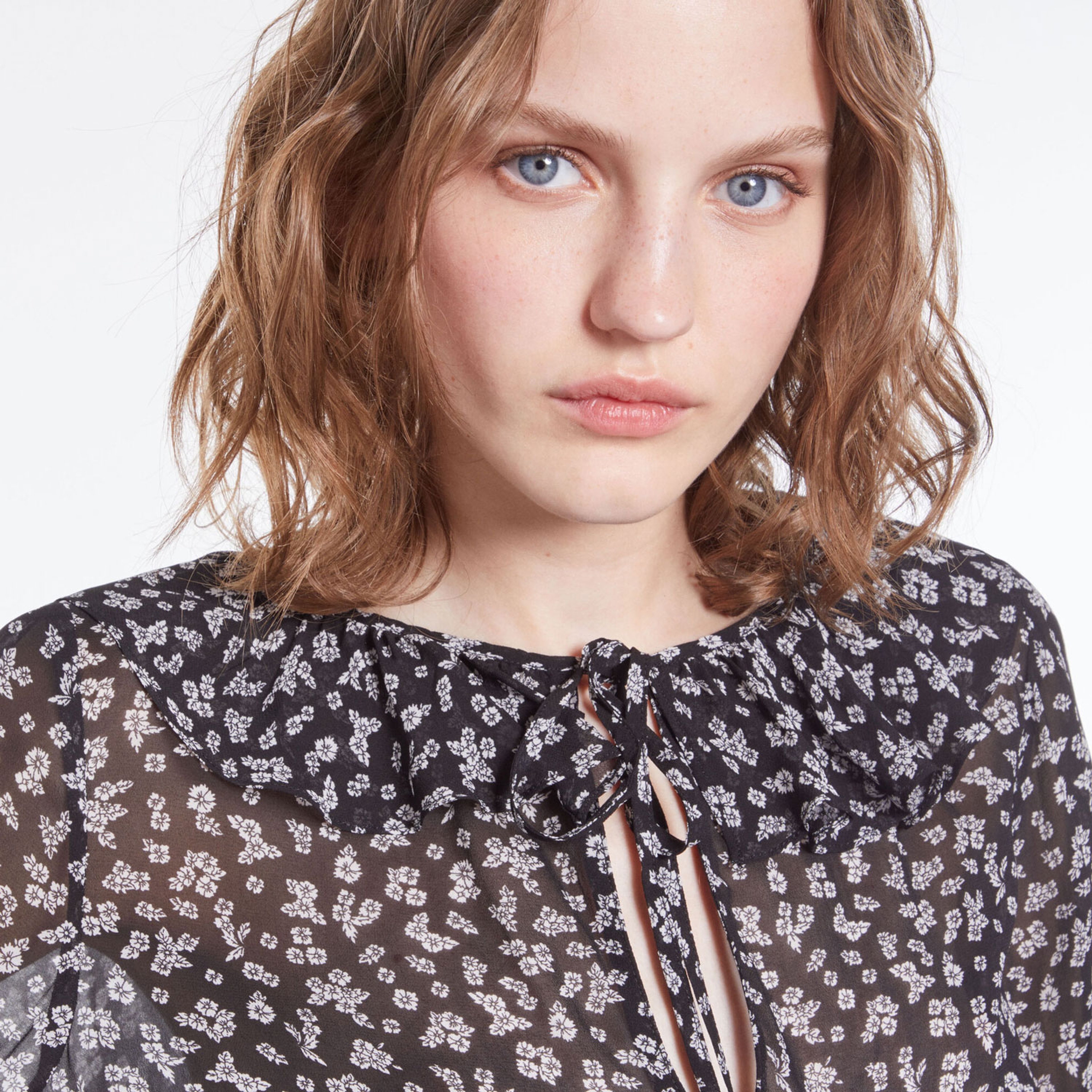 KADIN UZUN KOLLU ÇİÇEK DESENLİ SİYAH BLUZ