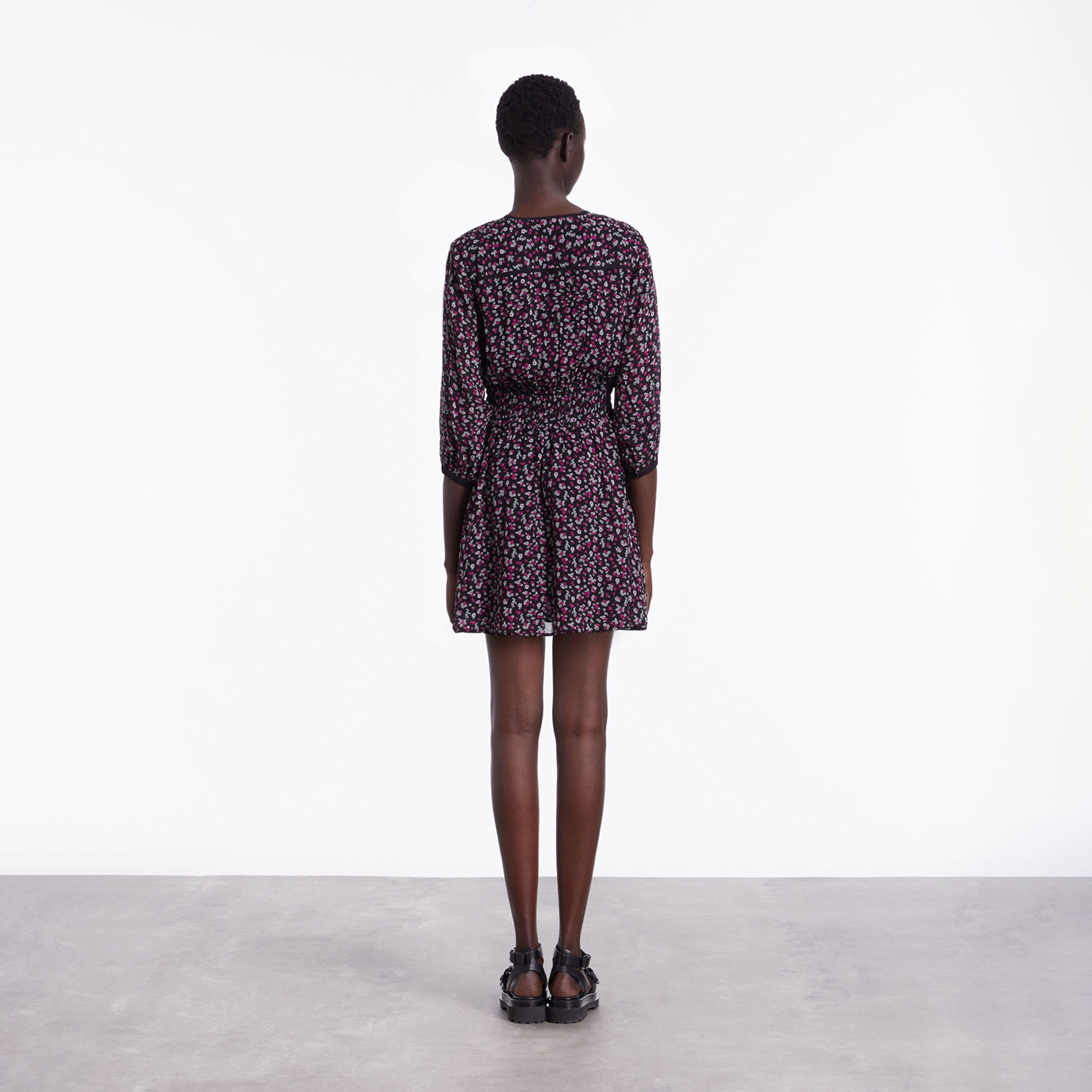 KADIN YARIM KOLLU V YAKA BASKILI SİYAH KISA ELBİSE