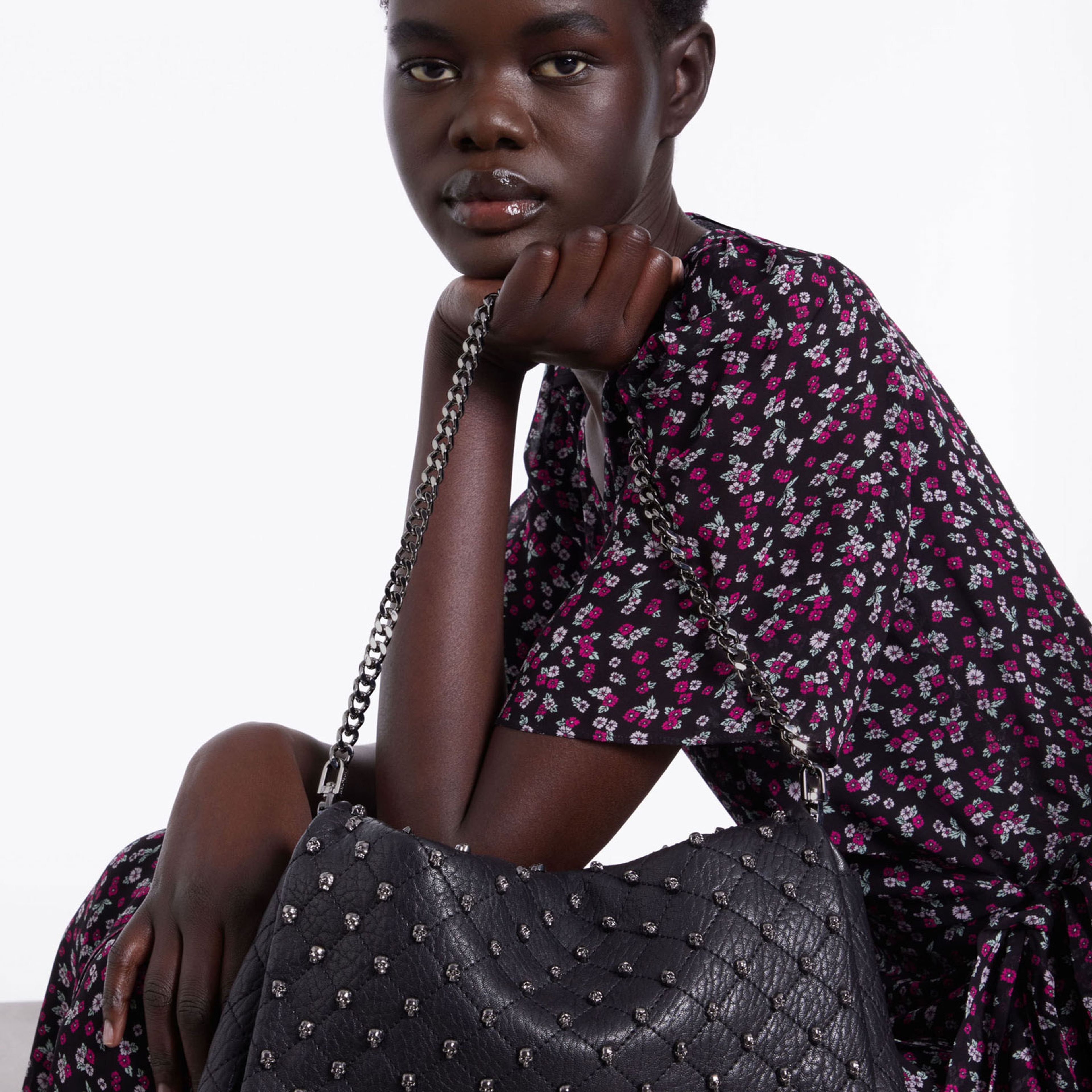 KADIN KISA KOLLU ÇİÇEK DESENLİ SİYAH ELBİSE