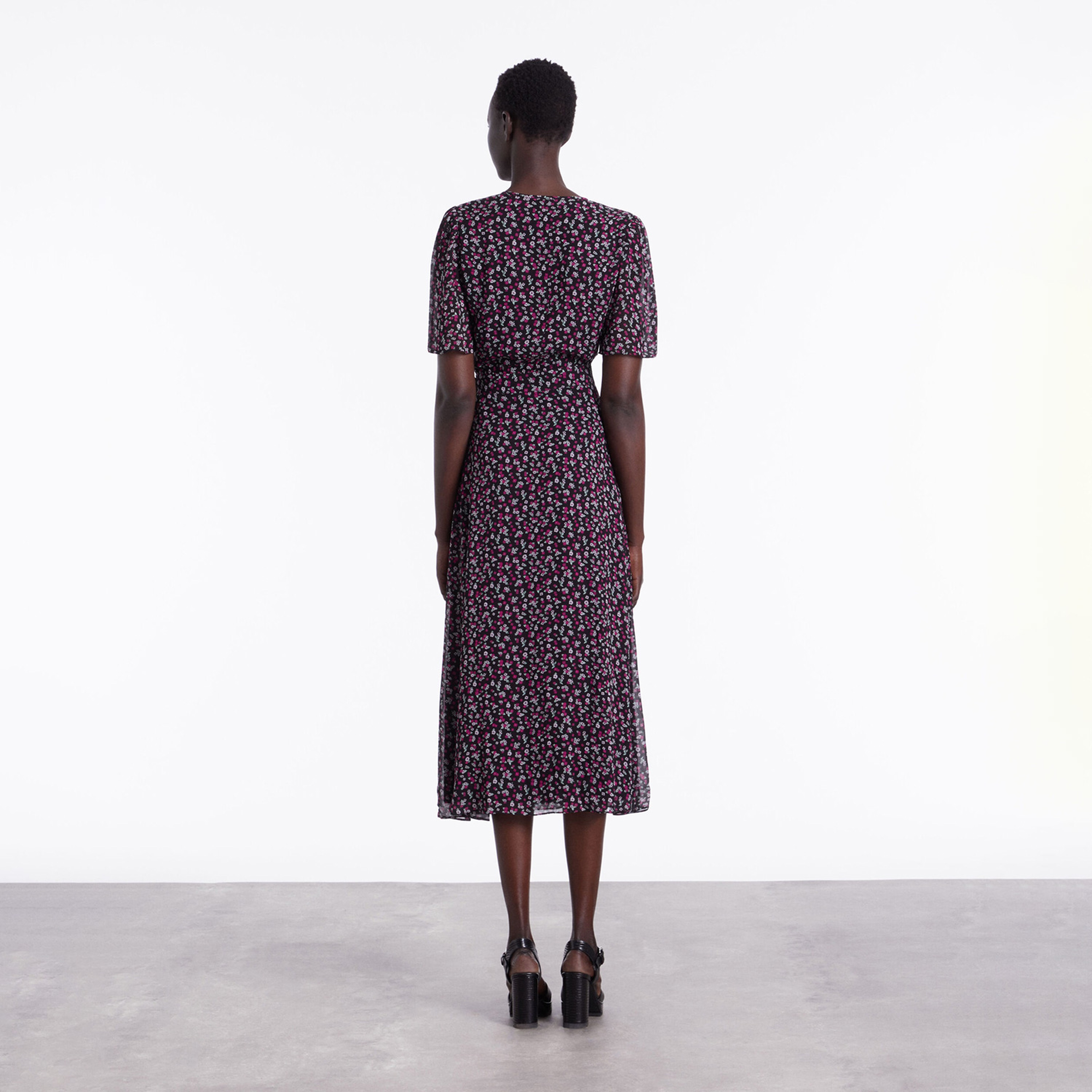 KADIN KISA KOLLU ÇİÇEK DESENLİ SİYAH ELBİSE