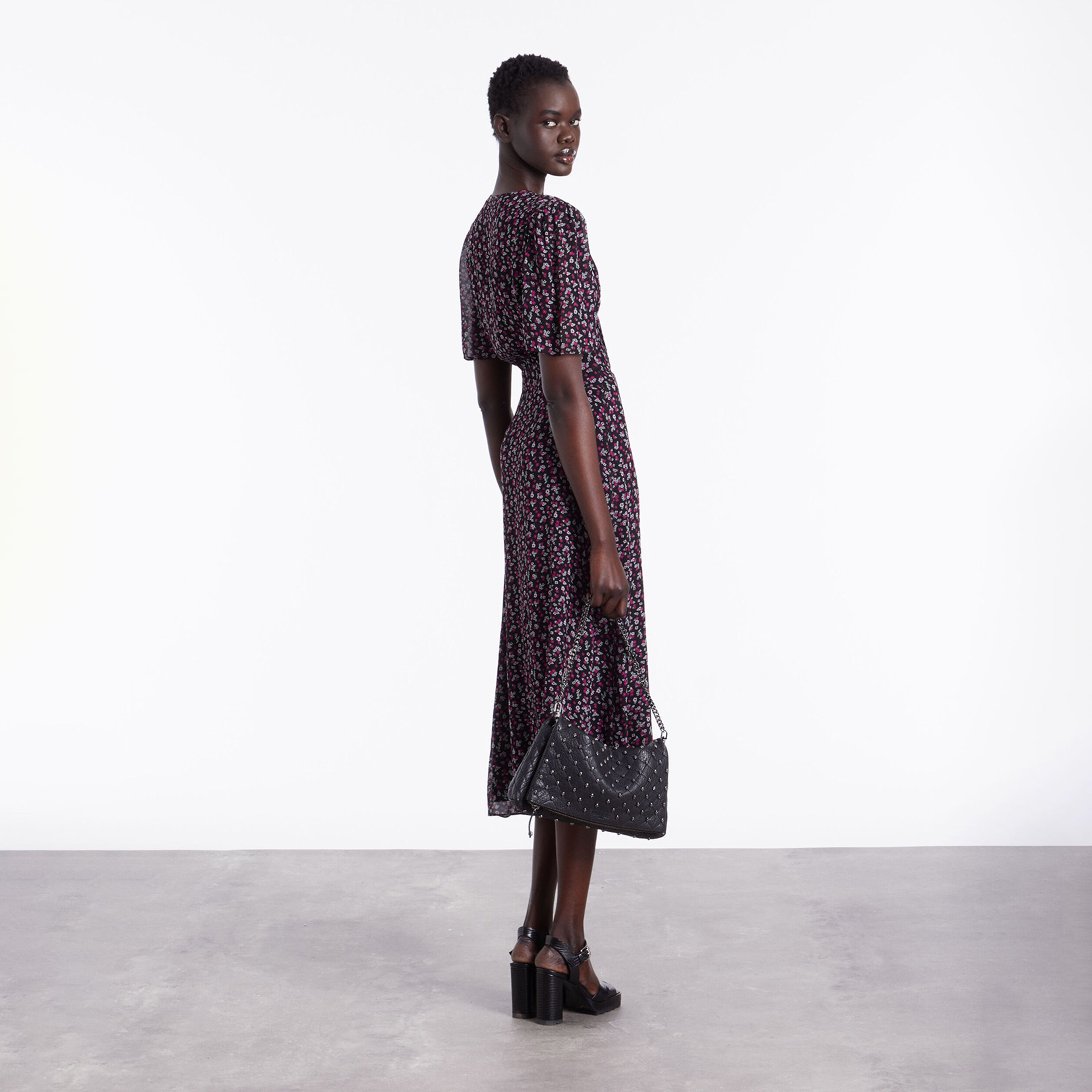 KADIN KISA KOLLU ÇİÇEK DESENLİ SİYAH ELBİSE