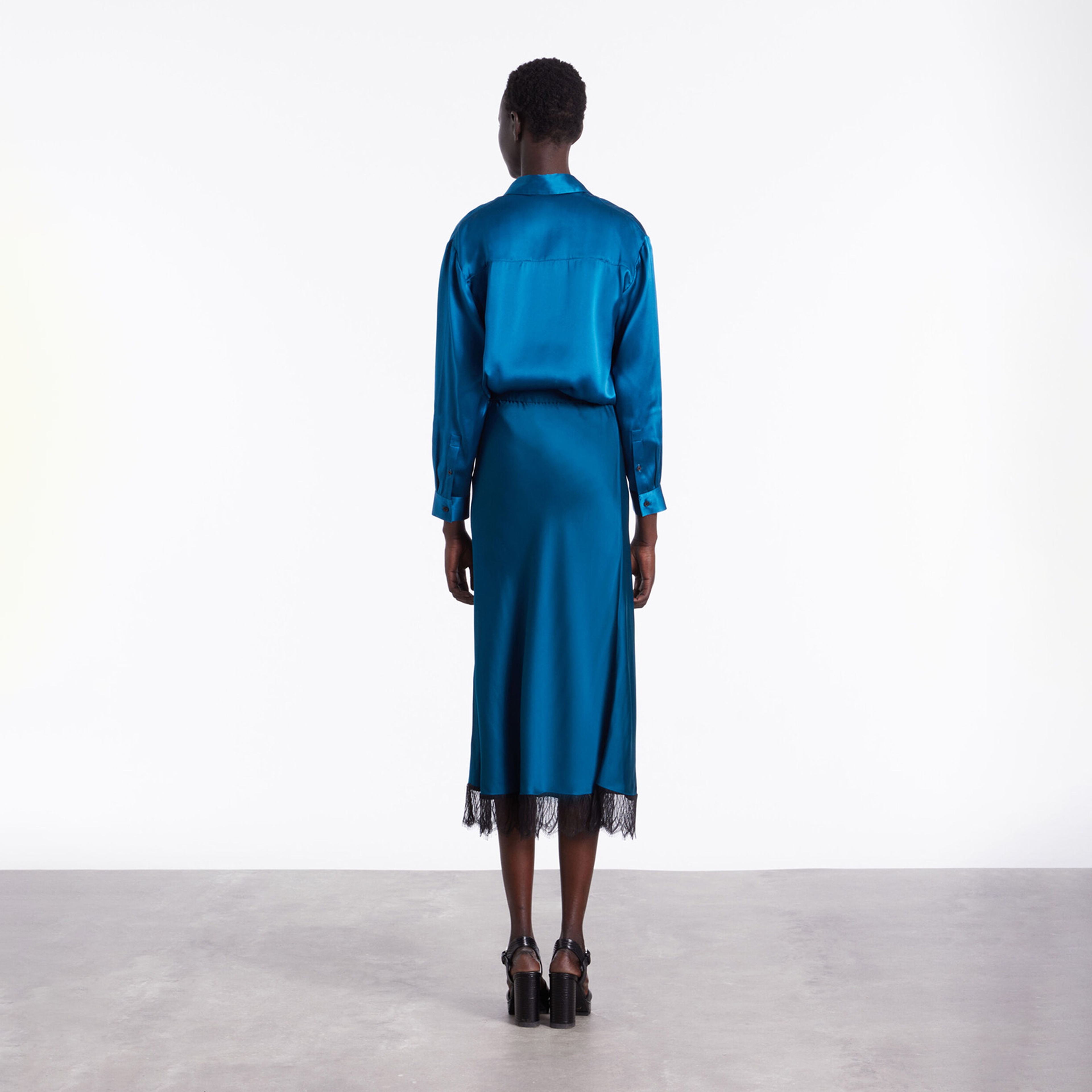 KADIN STRAIGHT FIT İŞLEMELİ MAVİ ETEK