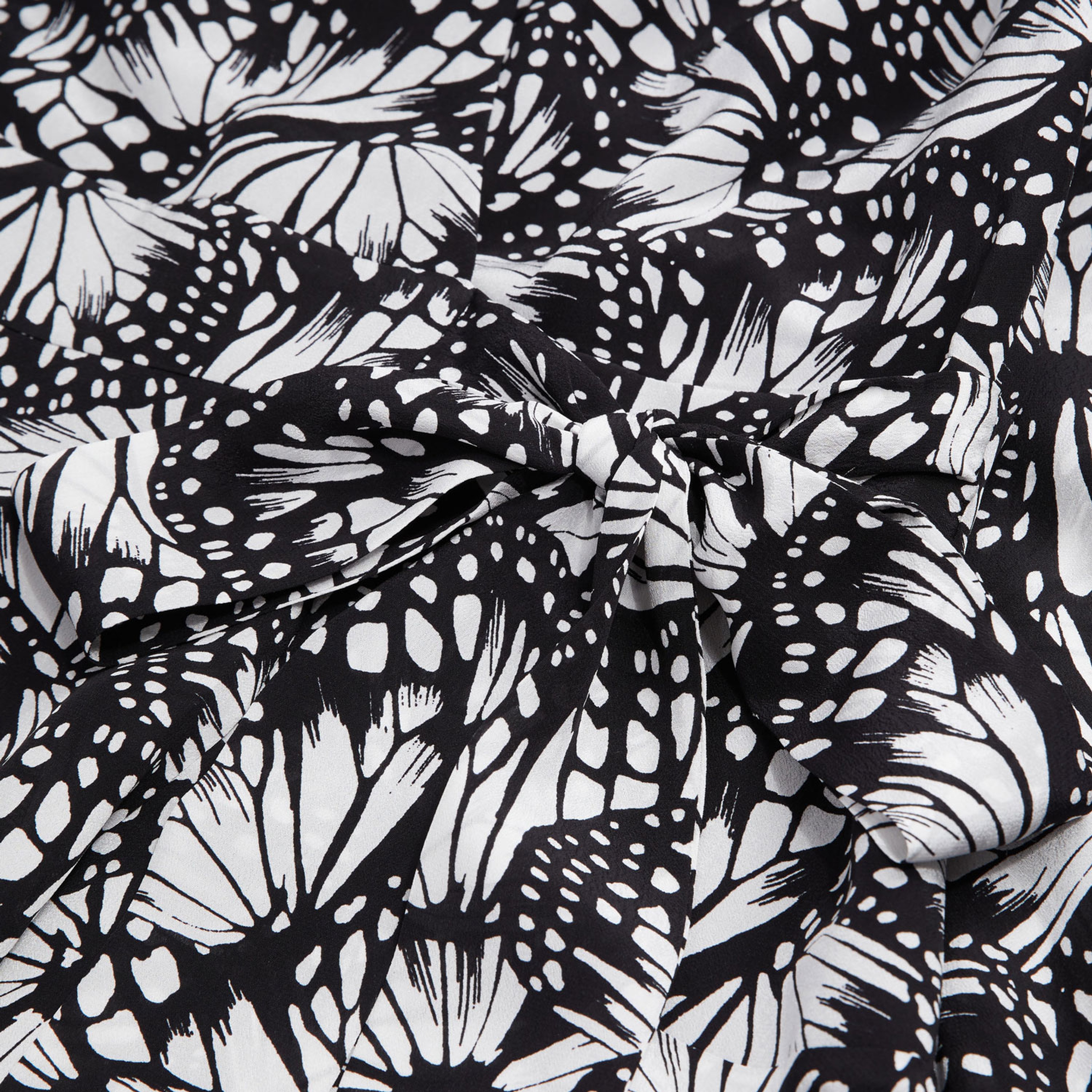 KADIN V YAKA UZUN KOLLU DESENLİ SİYAH KISA ELBİSE