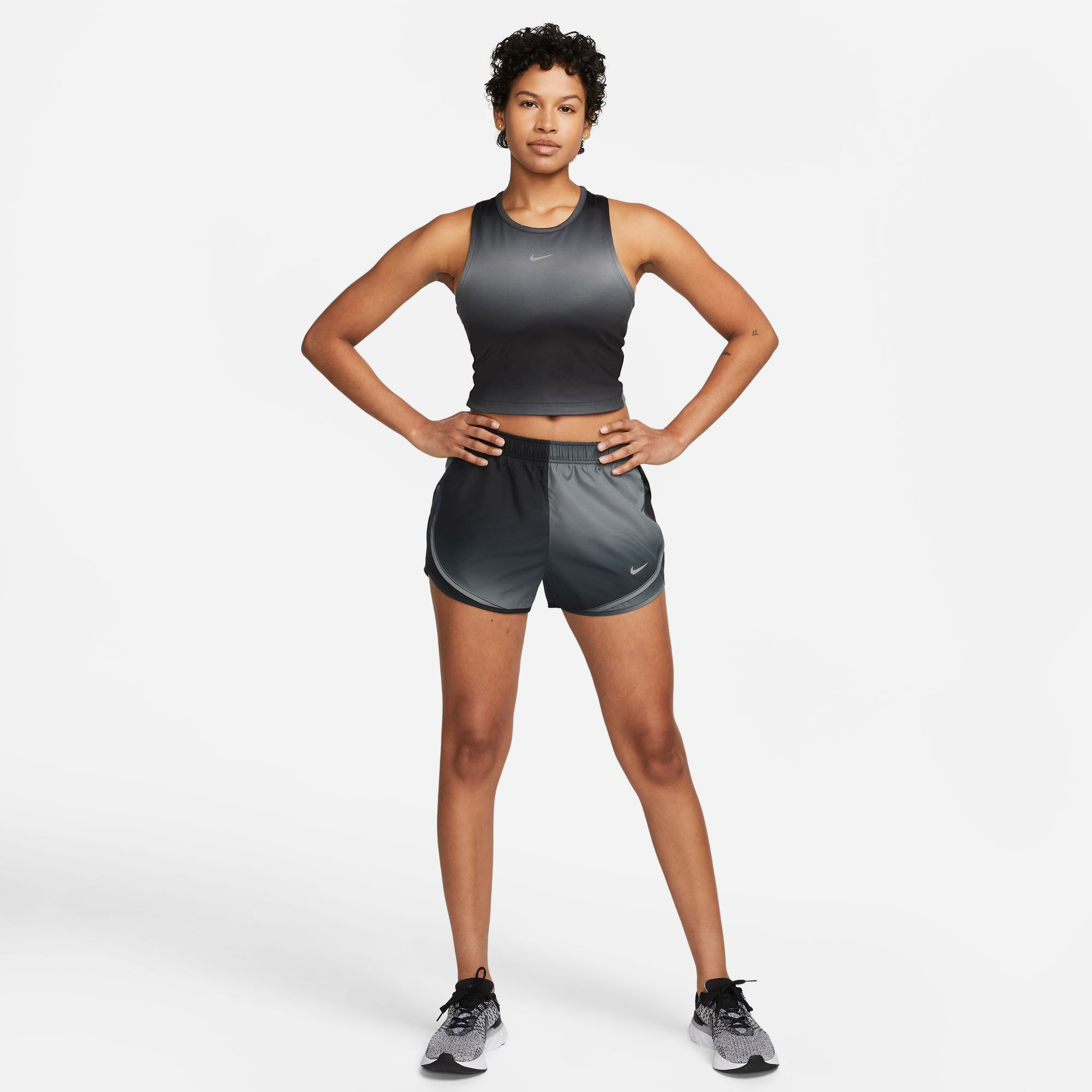 Nike Kadın Gri T-Shirt