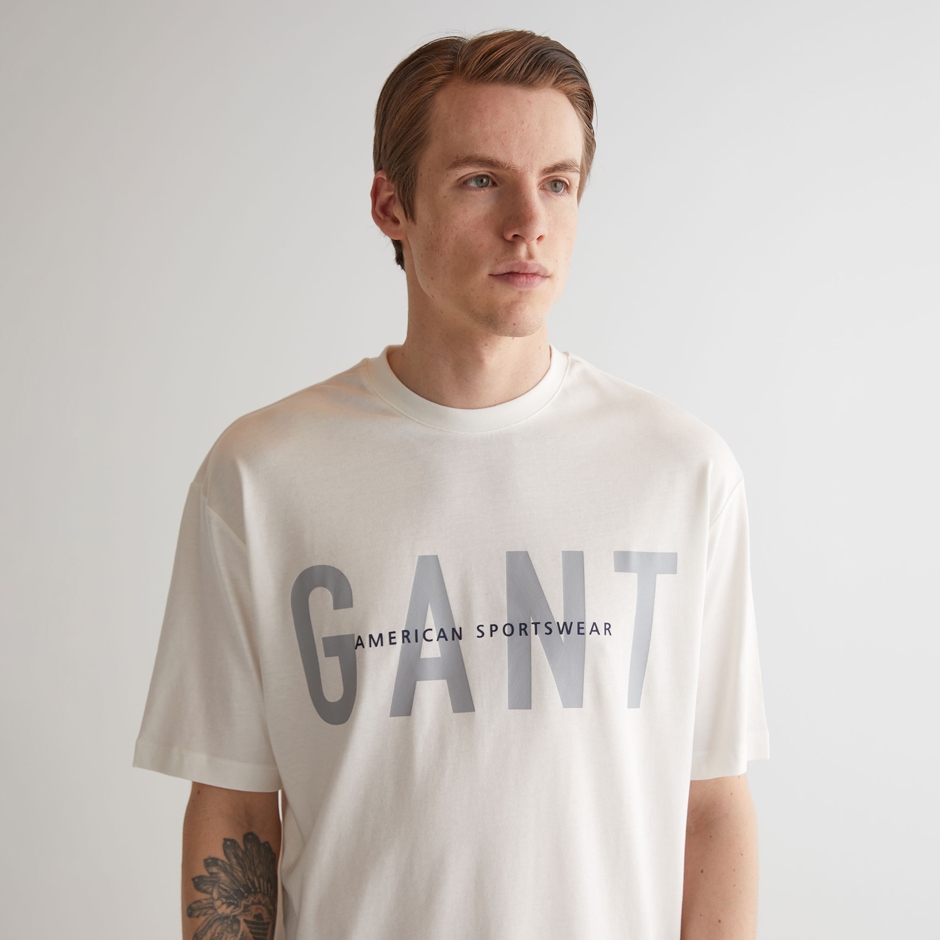 GANT Erkek Krem Oversize Fit Bisiklet Yaka Logolu T-shirt