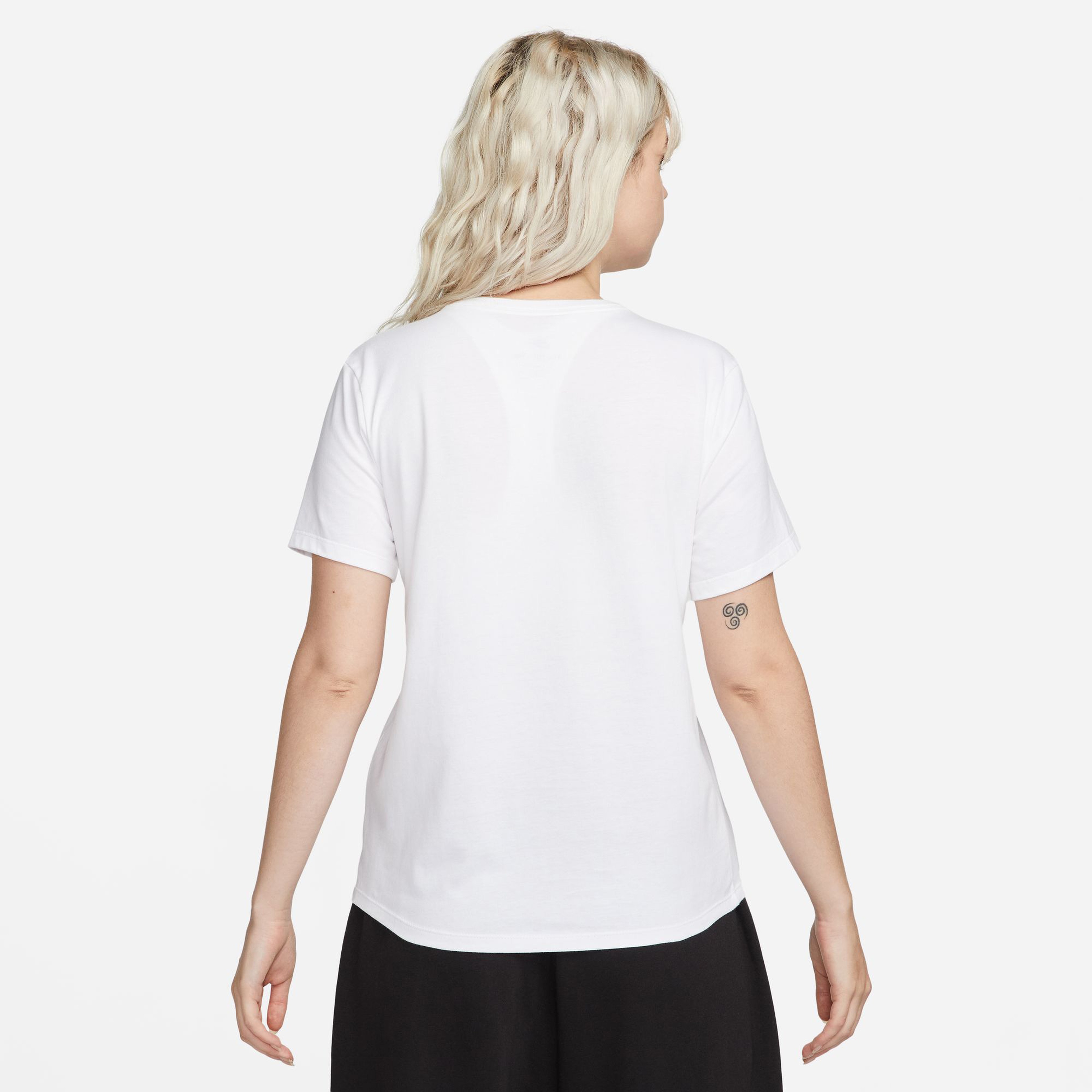Nike Sportswear Essential Club Kadın Beyaz T-Shirt