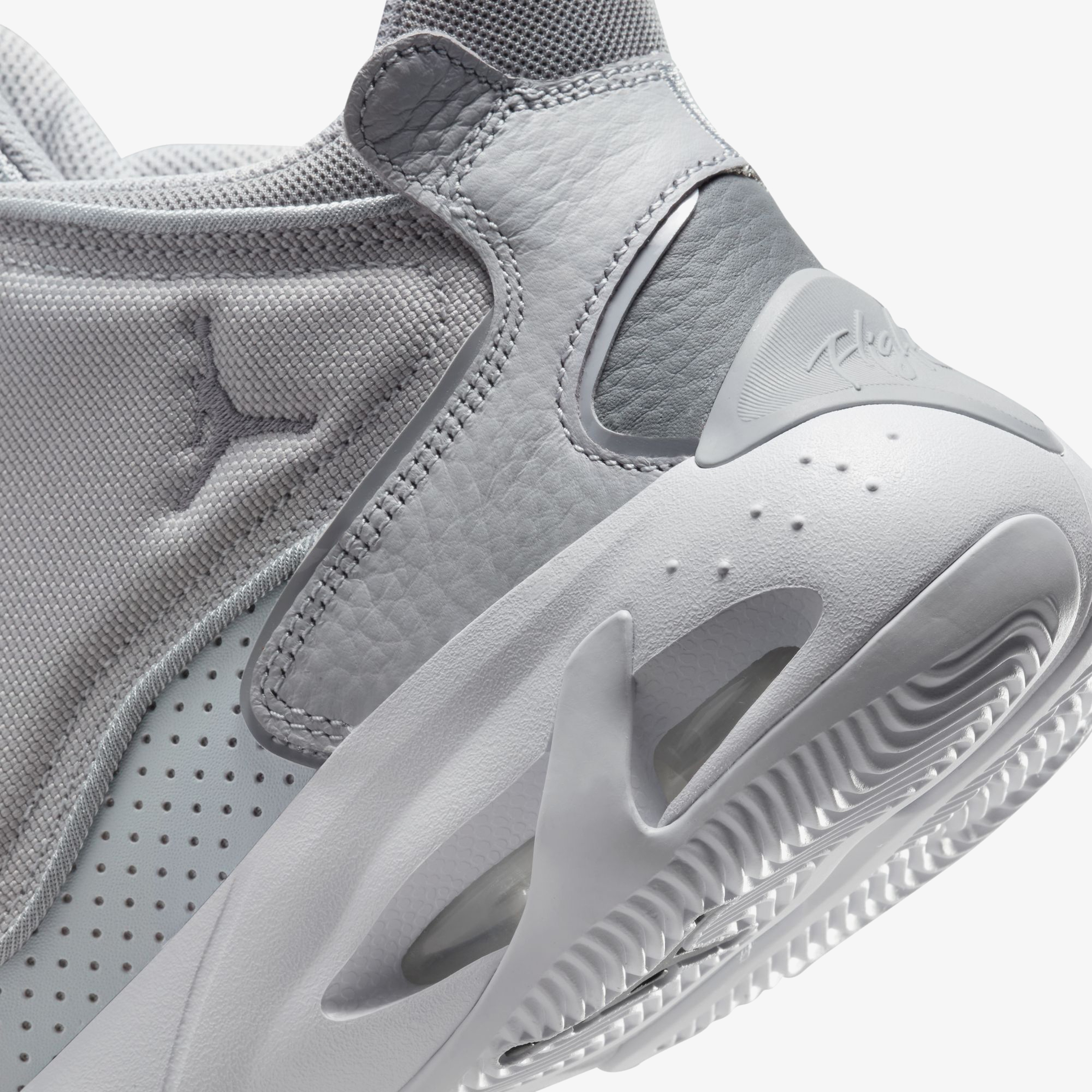 Jordan Max Aura 4 Erkek Gri Basketbol Ayakkabısı