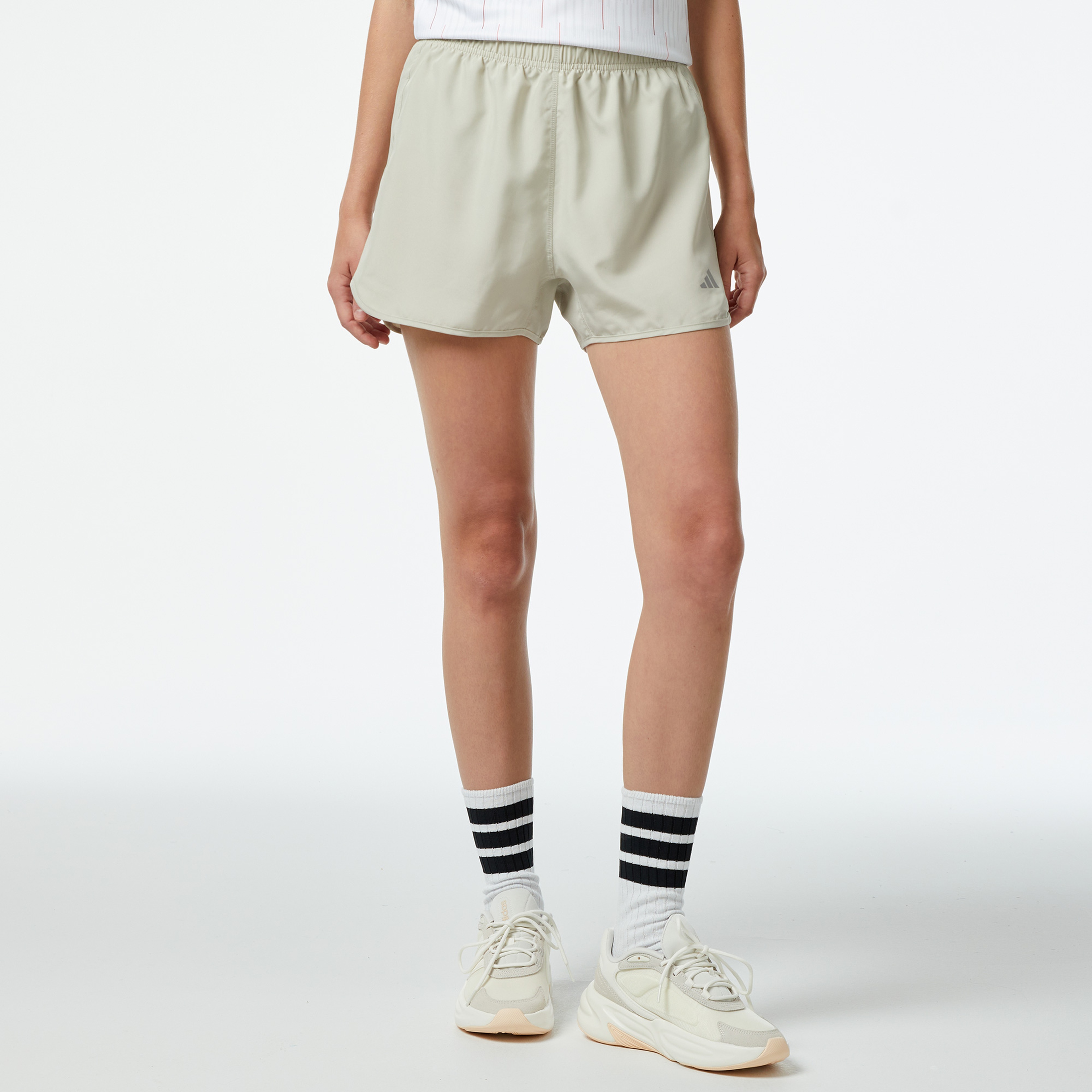 adidas Run It Short Kadın Beyaz Koşu Şortu