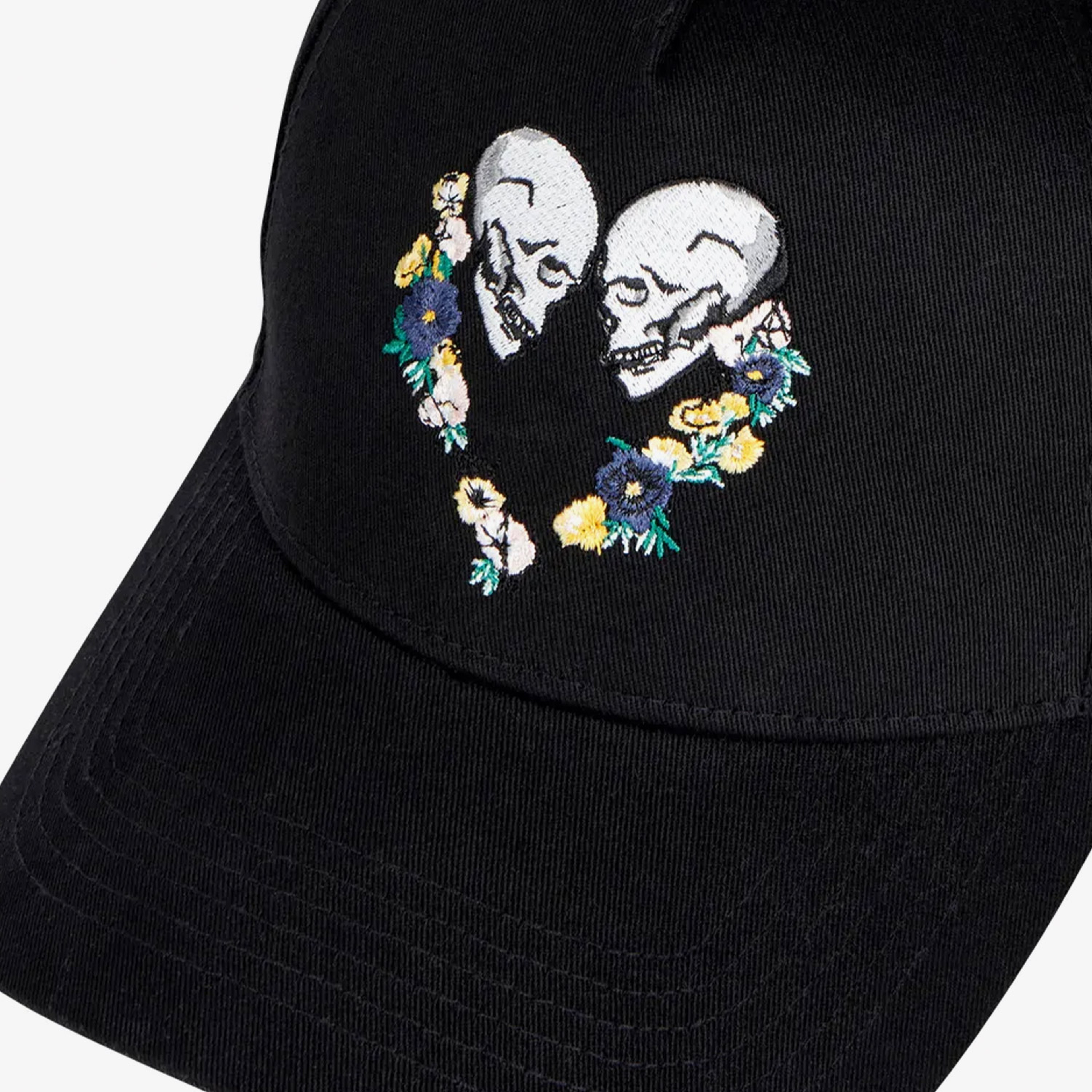 UNISEX SİYAH KALP İŞLEMELİ ŞAPKA