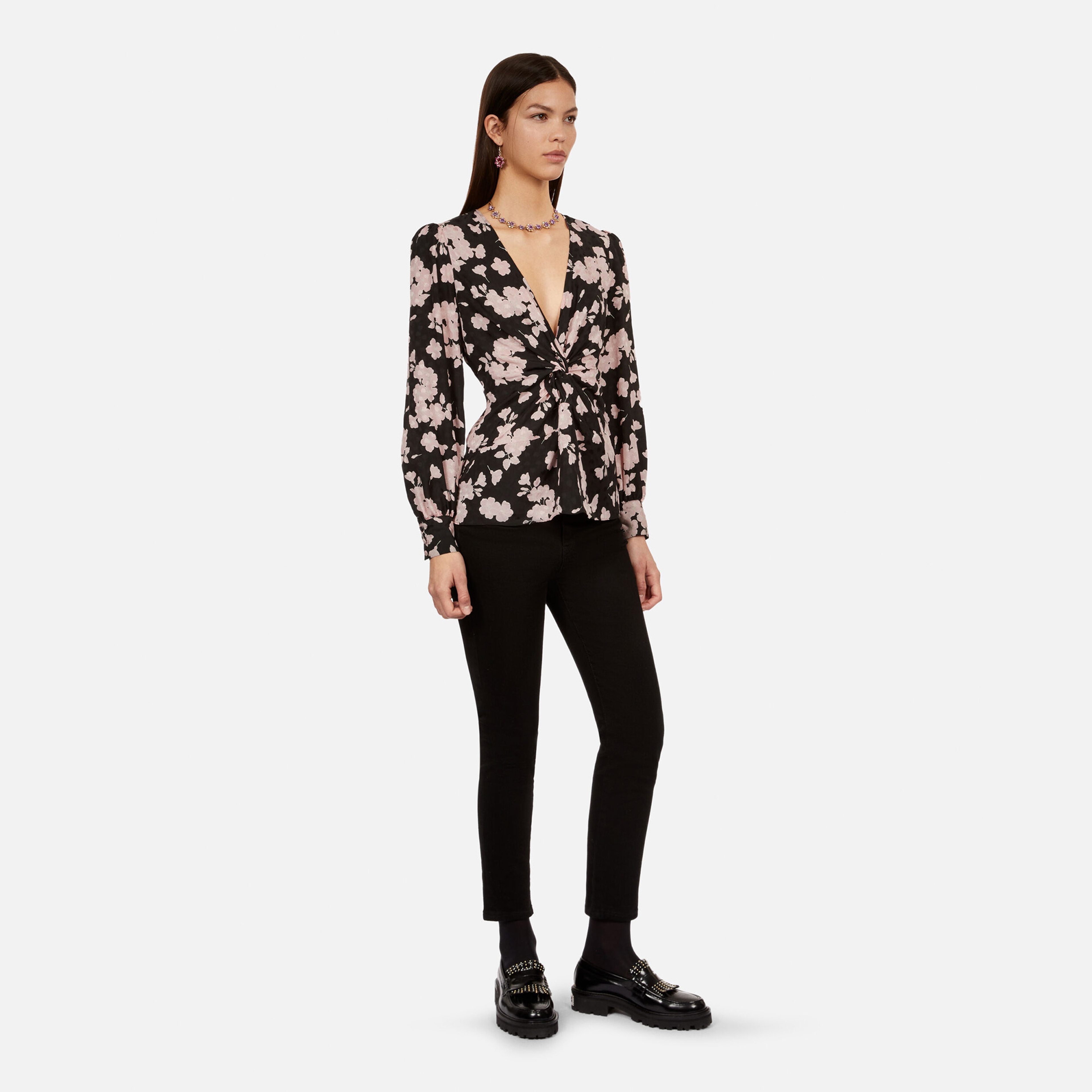 KADIN DESENLİ V YAKA SİYAH BLUZ