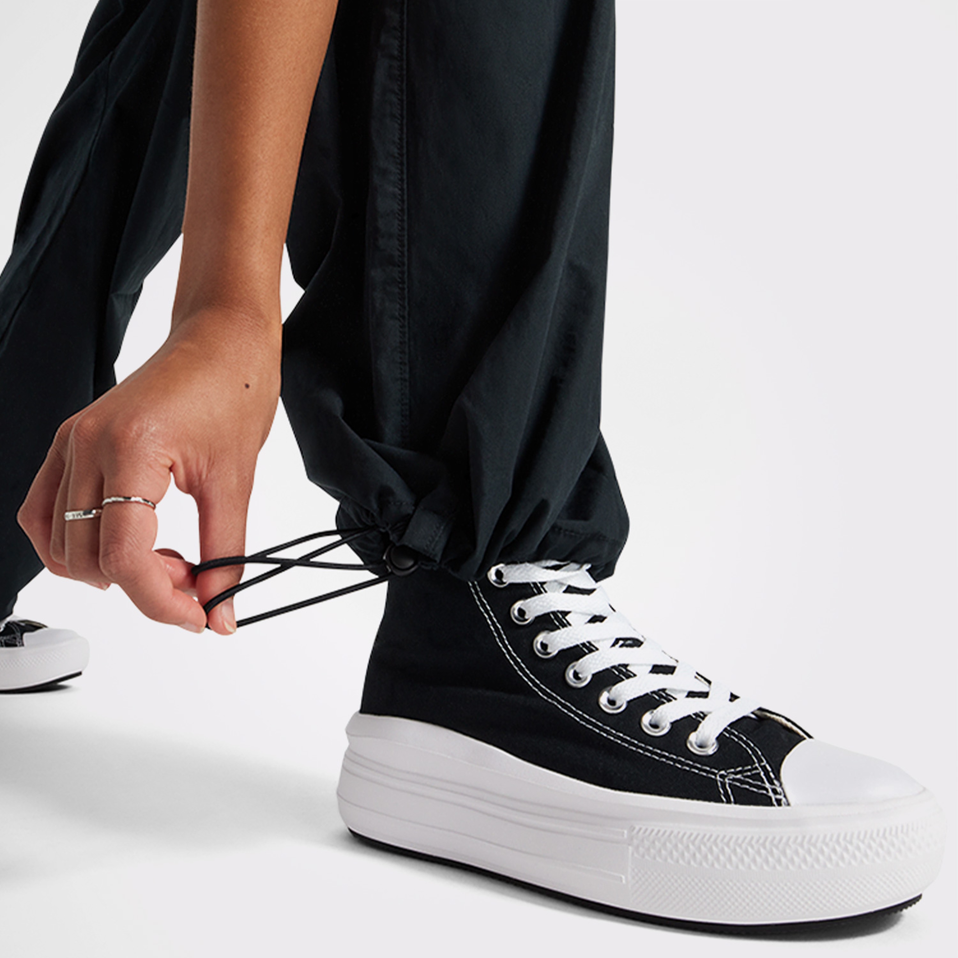 Converse Paraşüt Kadın Siyah Pantolon