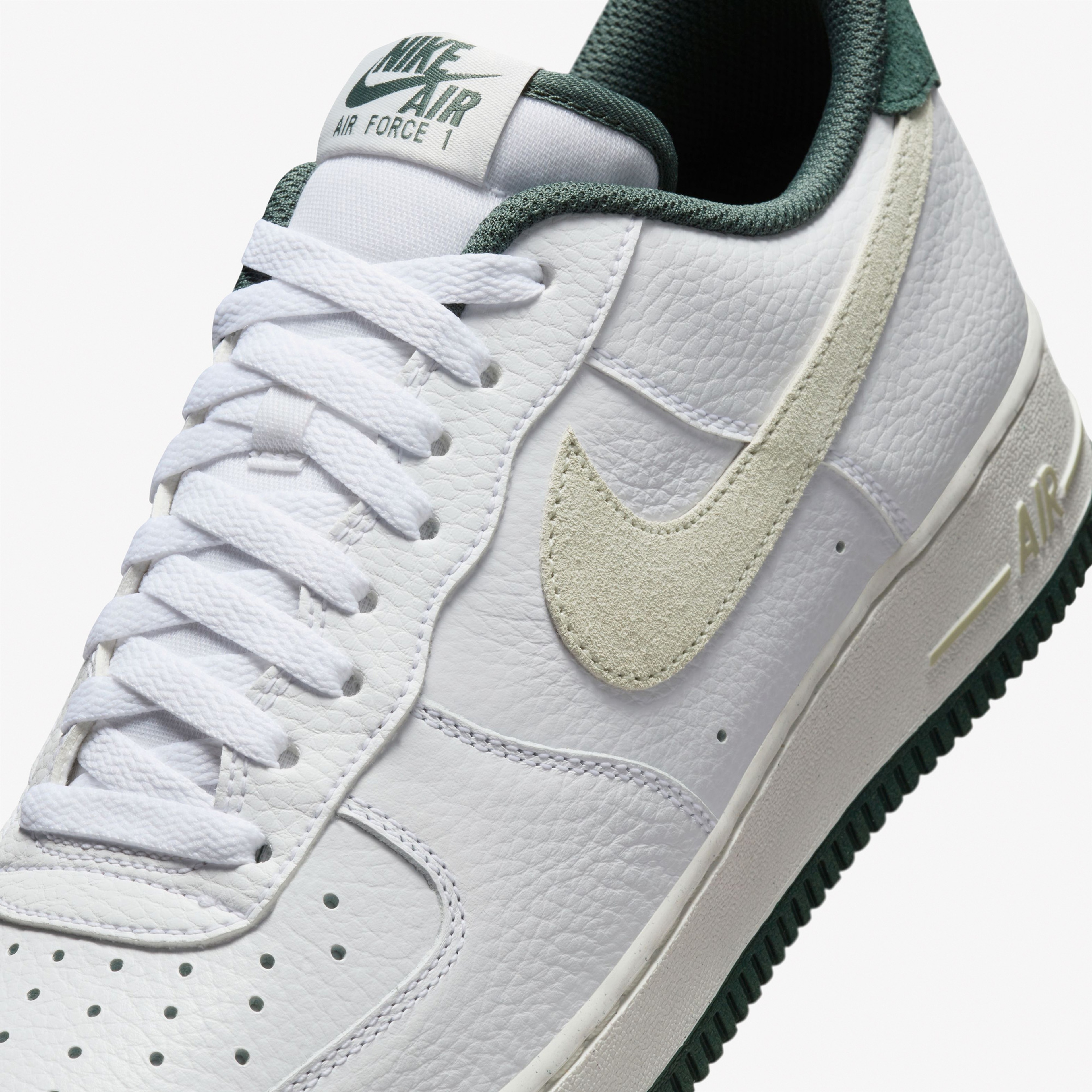 Nike Air Force 1 07 LV8 Erkek Beyaz Sneaker