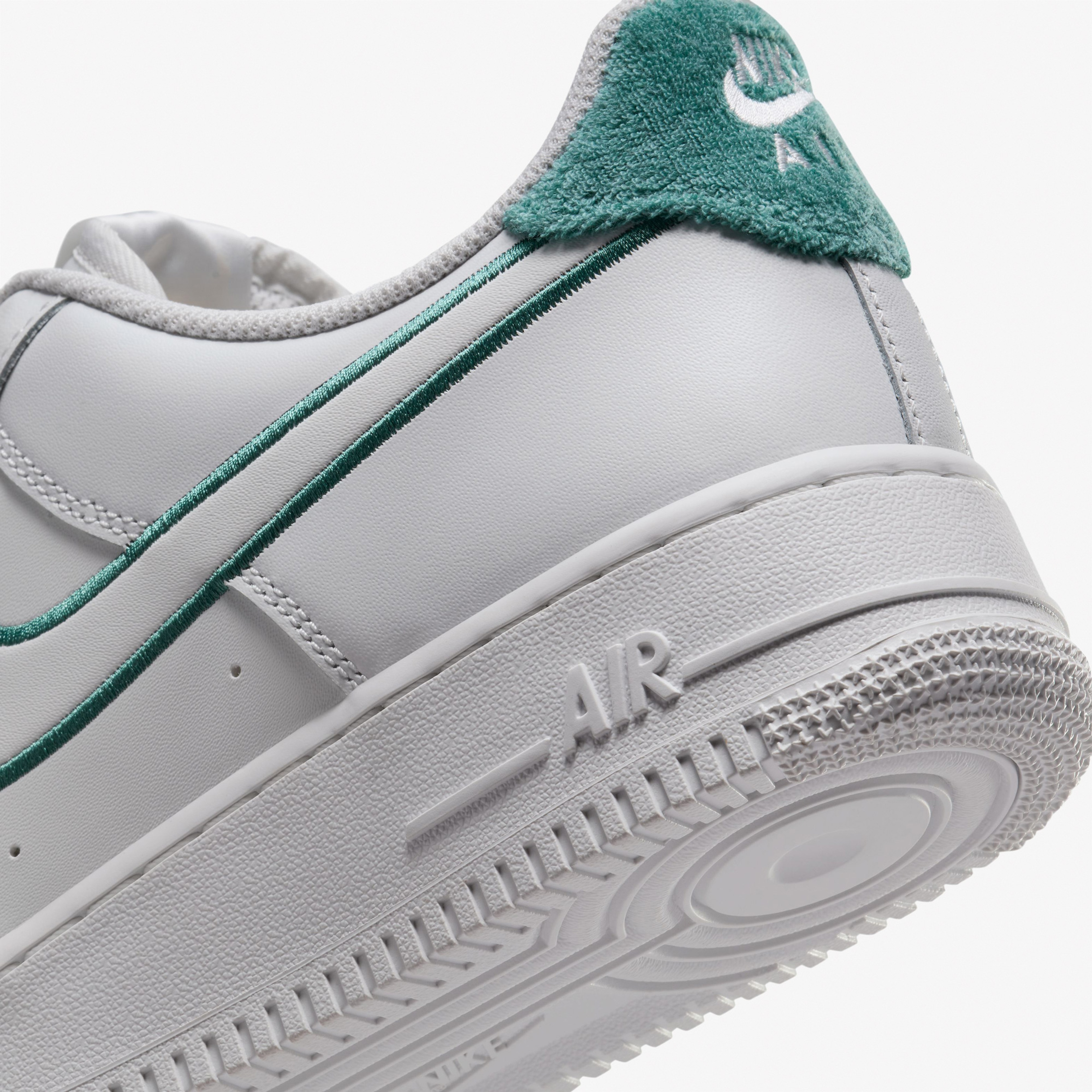 Nike Air Force 1 07 LV8 Erkek Beyaz Sneaker