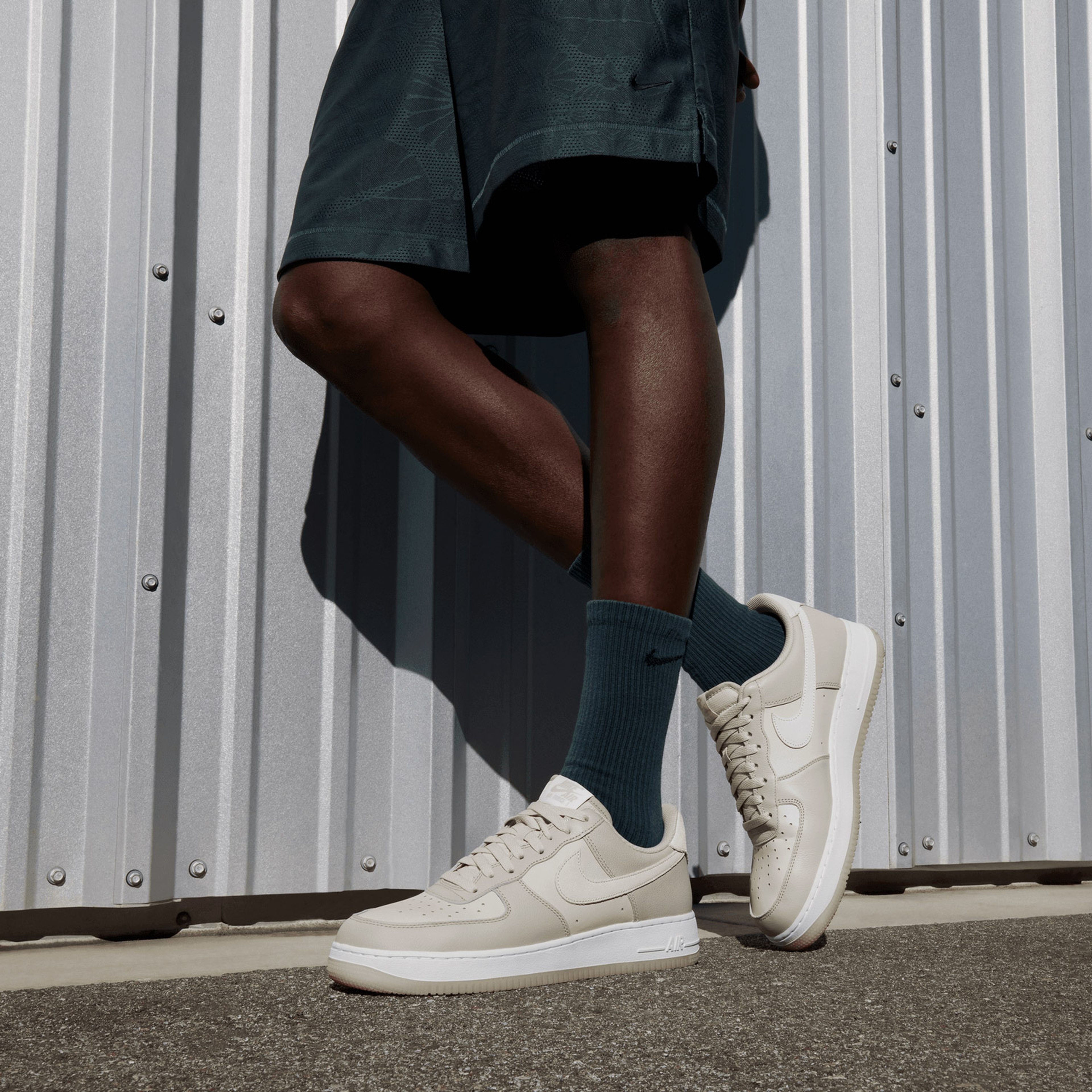 Nike Air Force 1 07 LV8 Erkek Krem Sneaker