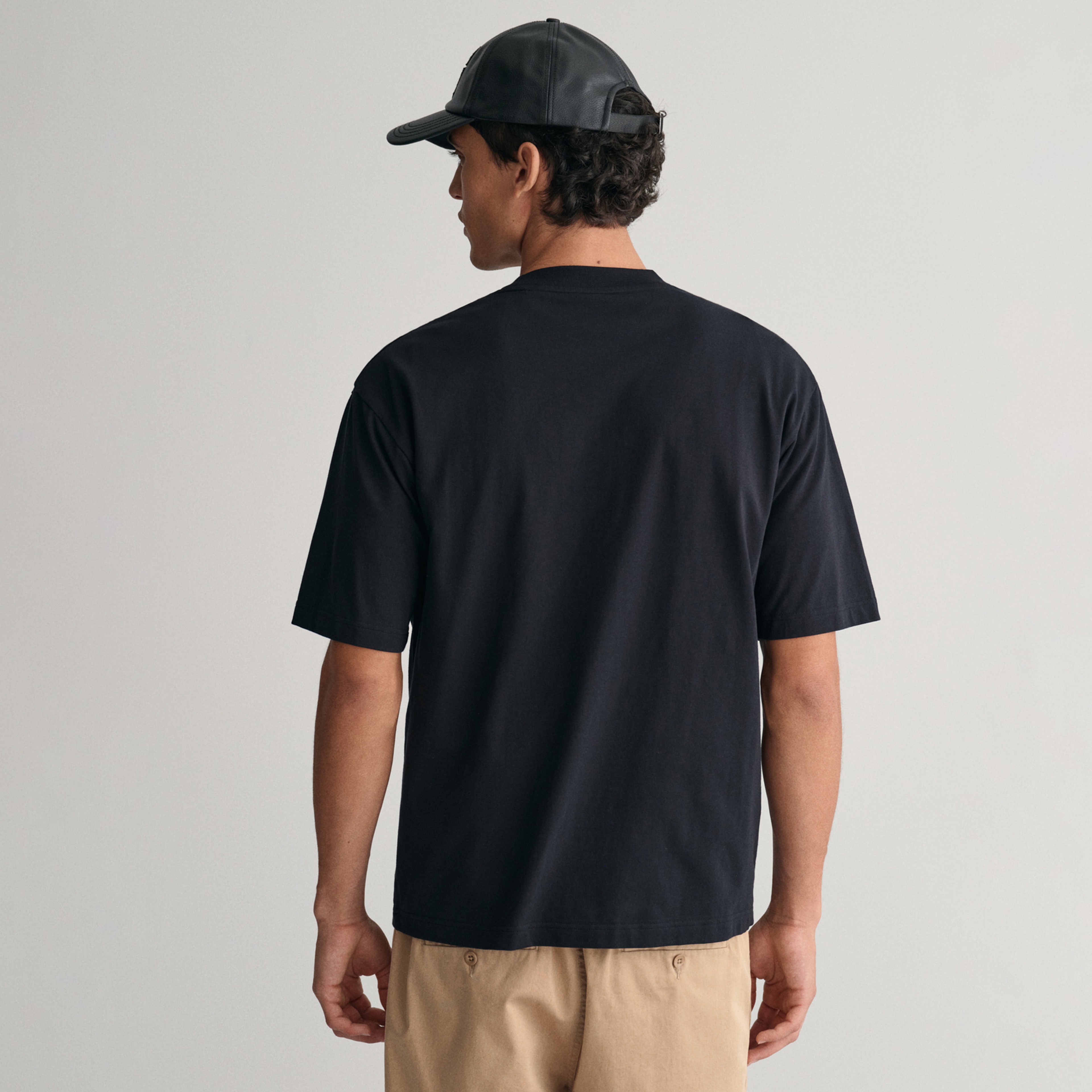 GANT Erkek Siyah Relaxed Fit Bisiklet Yaka Logolu T-shirt