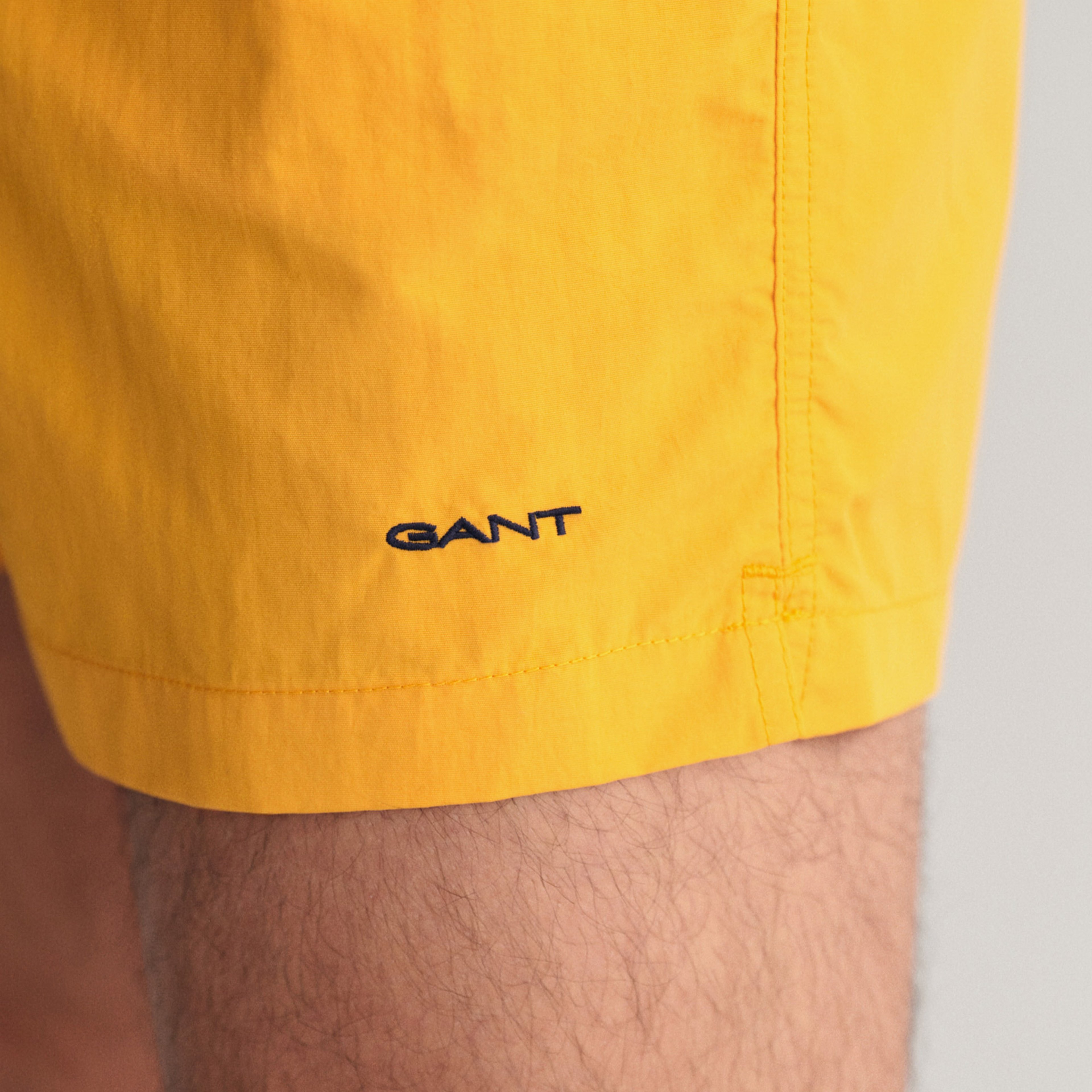 GANT Erkek Sarı Regular Fit Logolu Mayo Şort