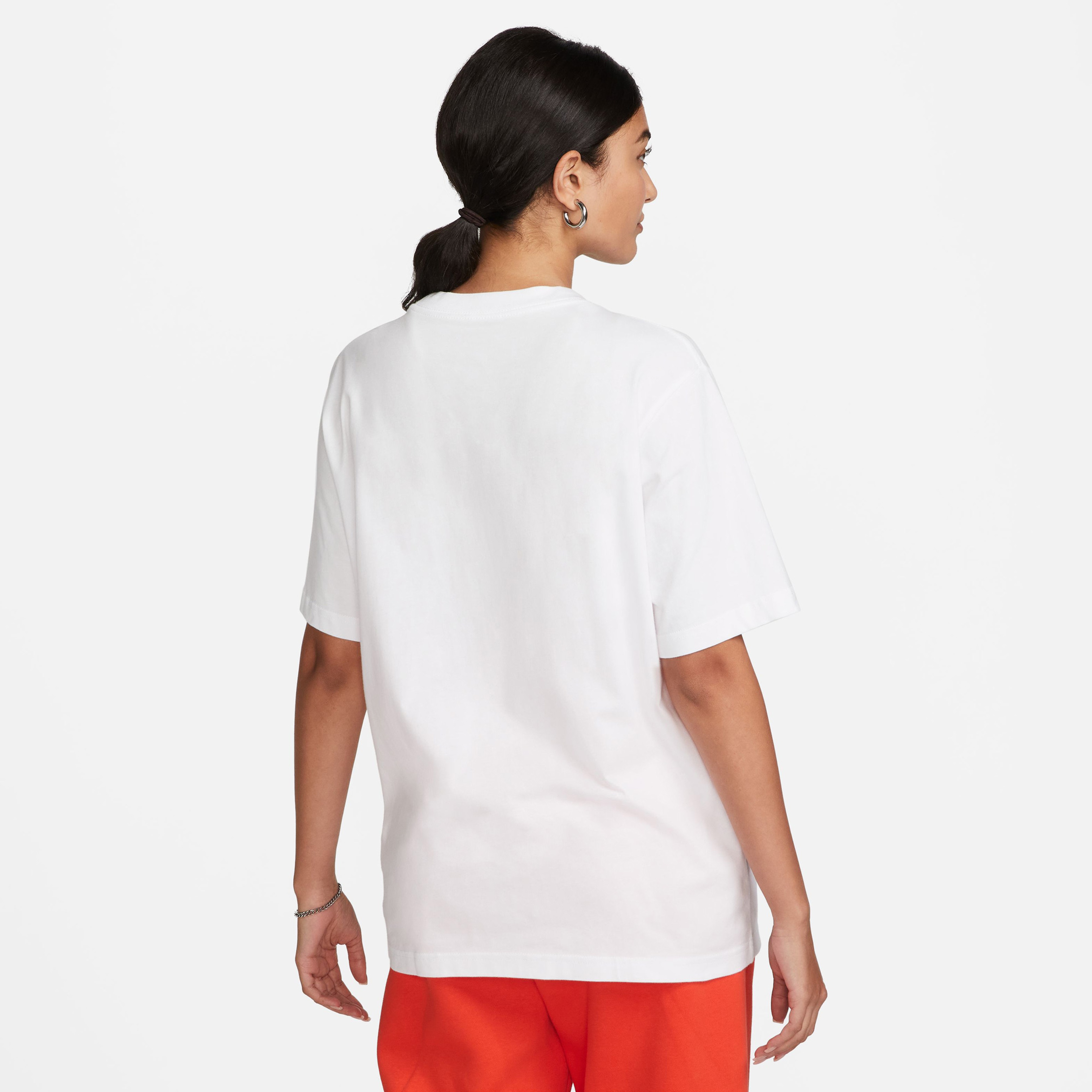 Nike Sportswear Essentials Kadın Beyaz T-Shirt