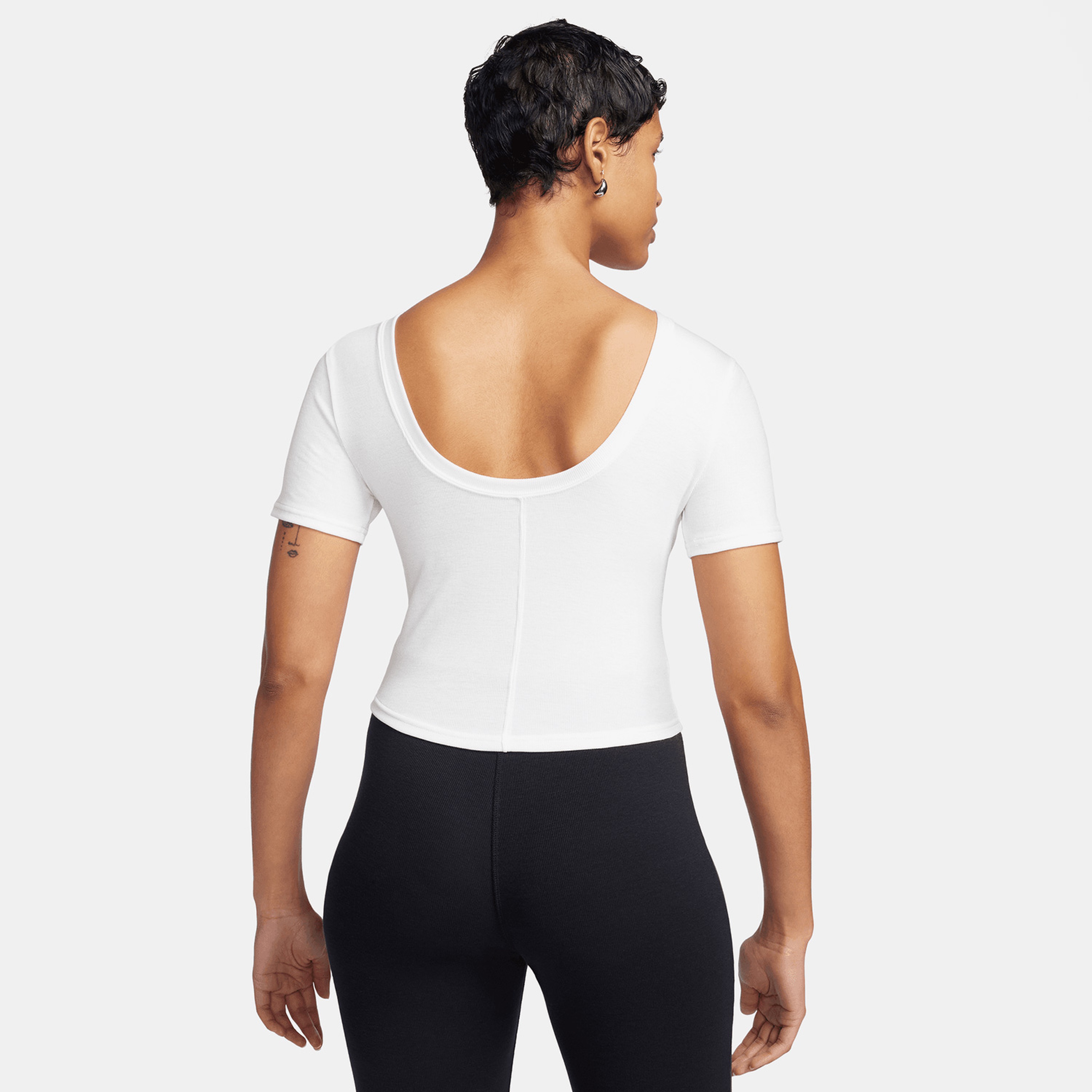 Nike Sportswear Chill Knit Sportswear Kadın Beyaz Crop T-Shirt