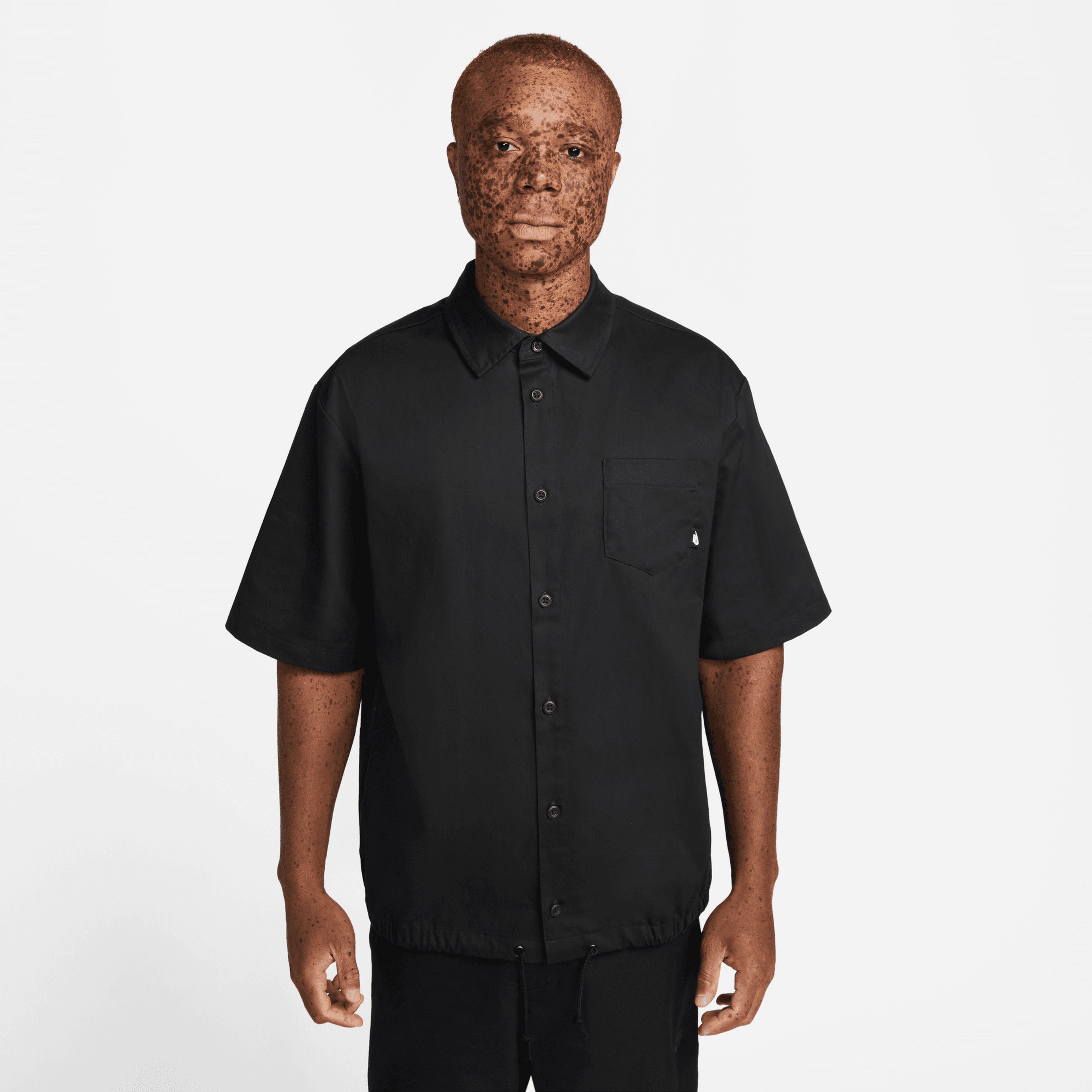 Nike Sportswear Club+ Button-Down Short-Sleeve Erkek Siyah Gömlek