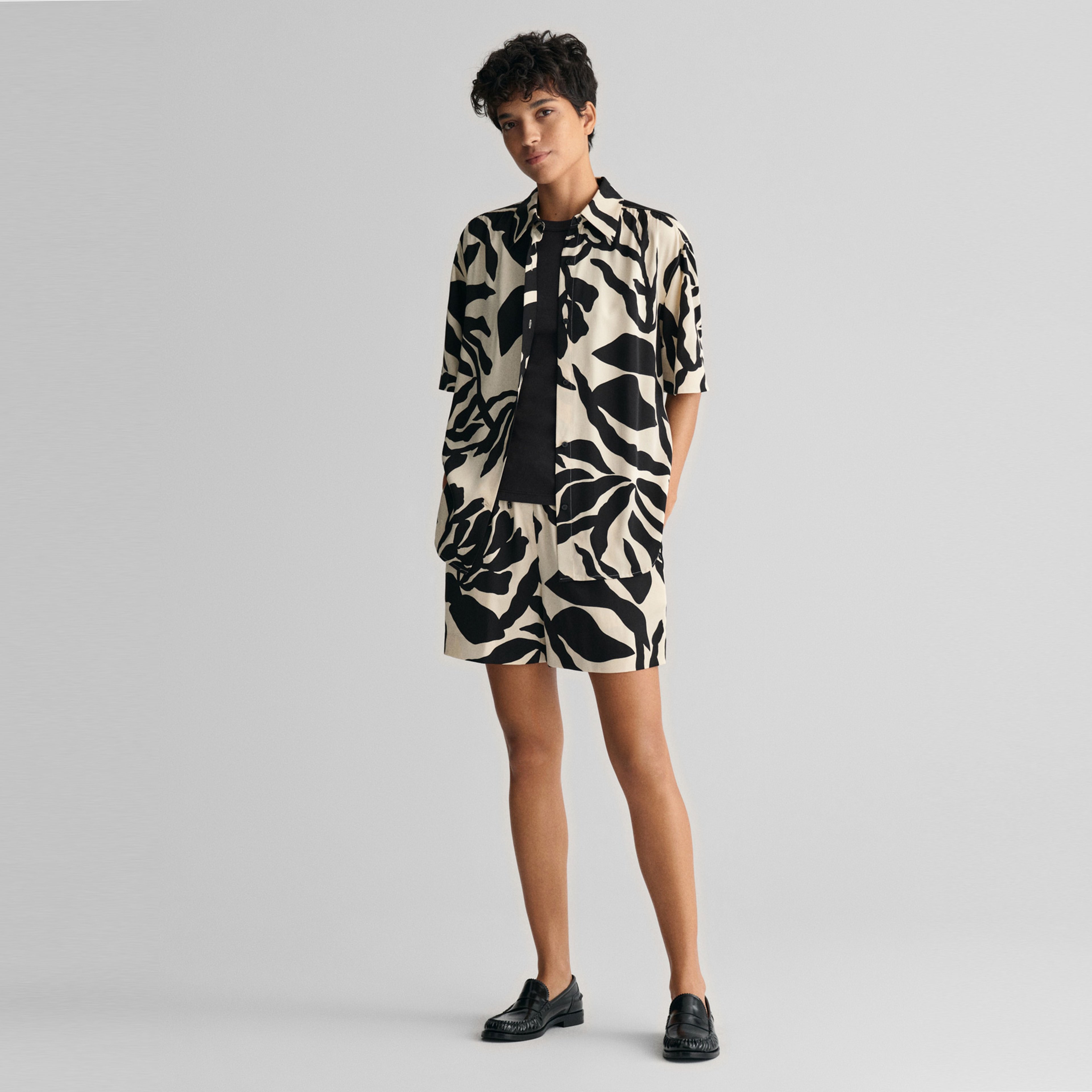 GANT Kadın Krem Relaxed Fit Desenli Şort