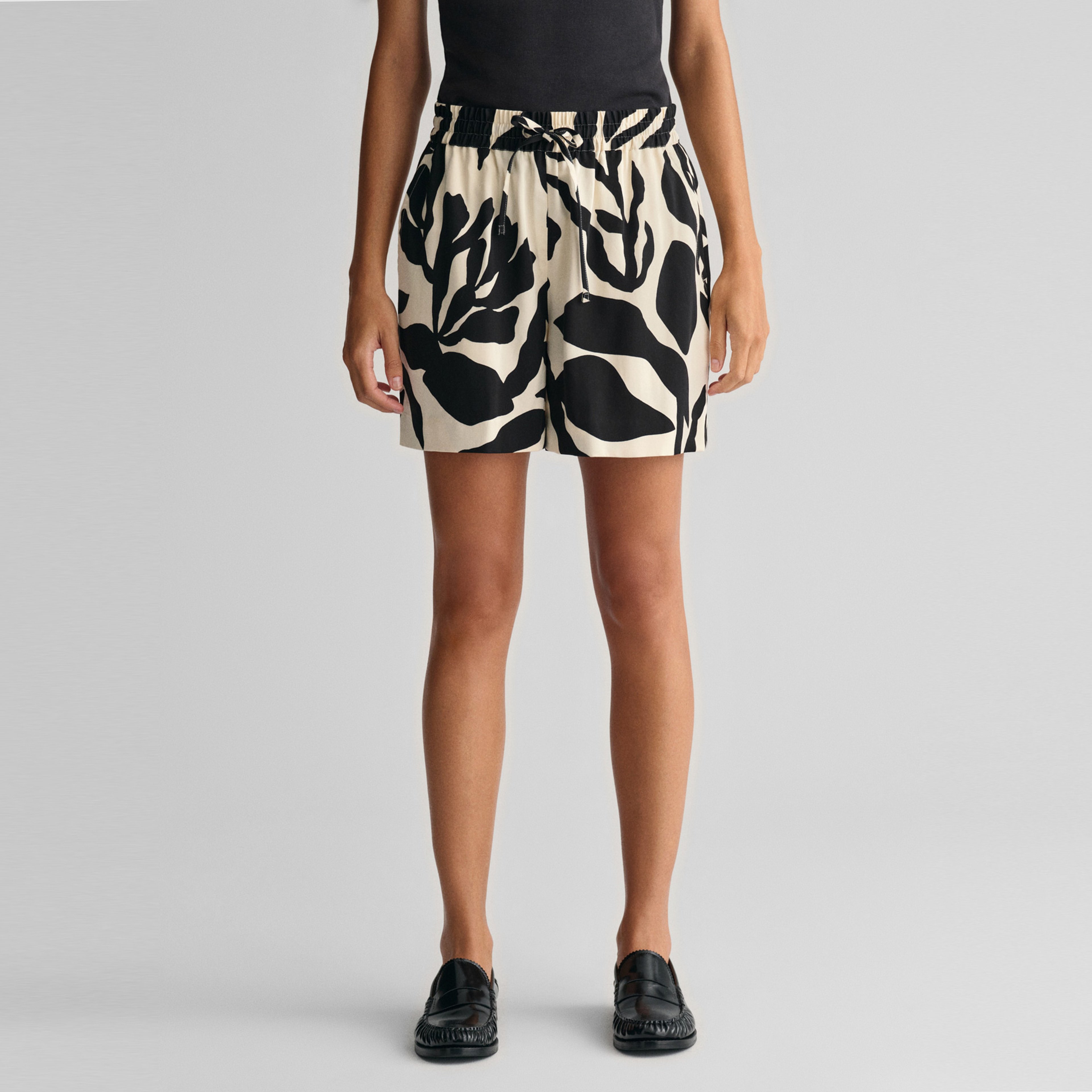 GANT Kadın Krem Relaxed Fit Desenli Şort