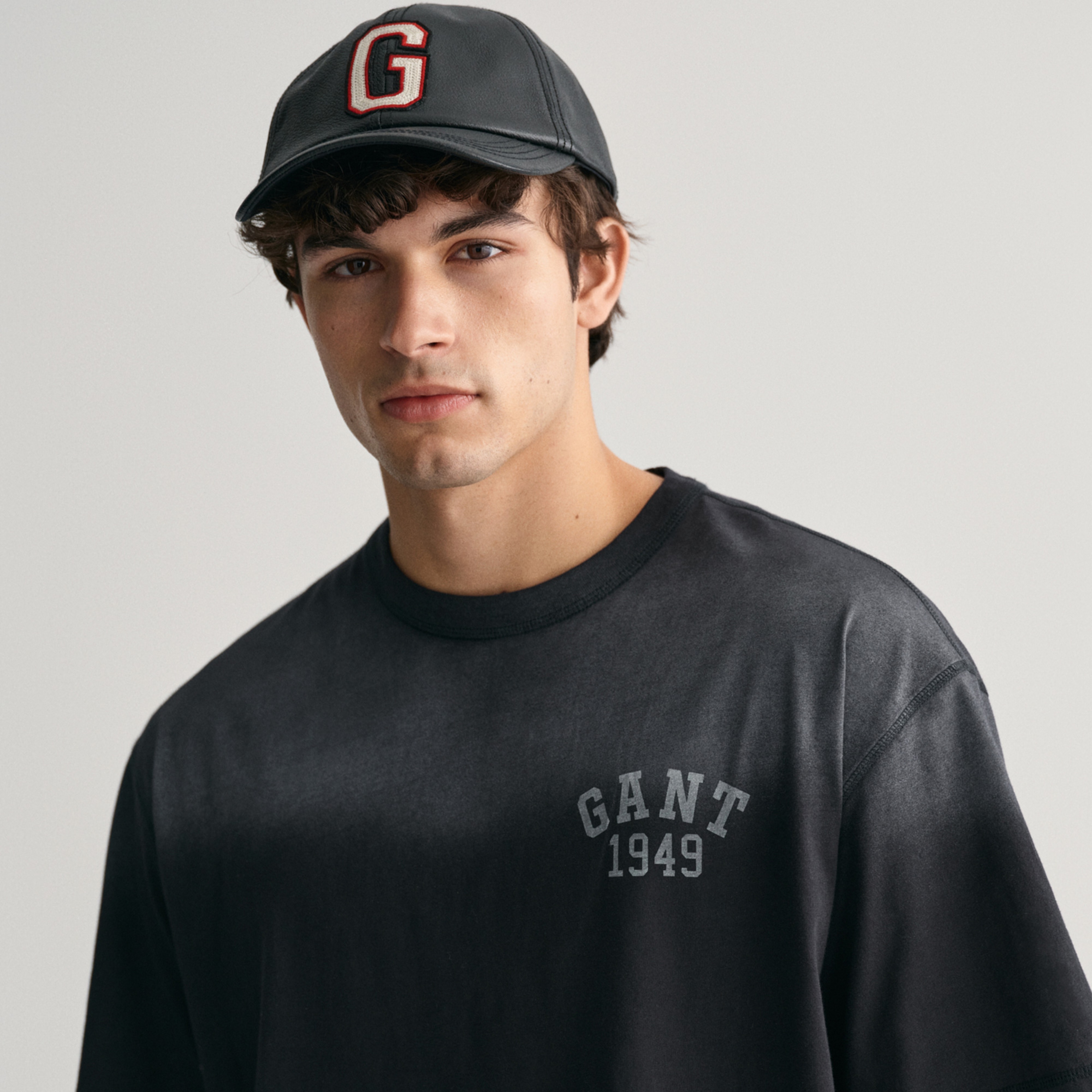 GANT Erkek Siyah Relaxed Fit Bisiklet Yaka Logolu T-shirt