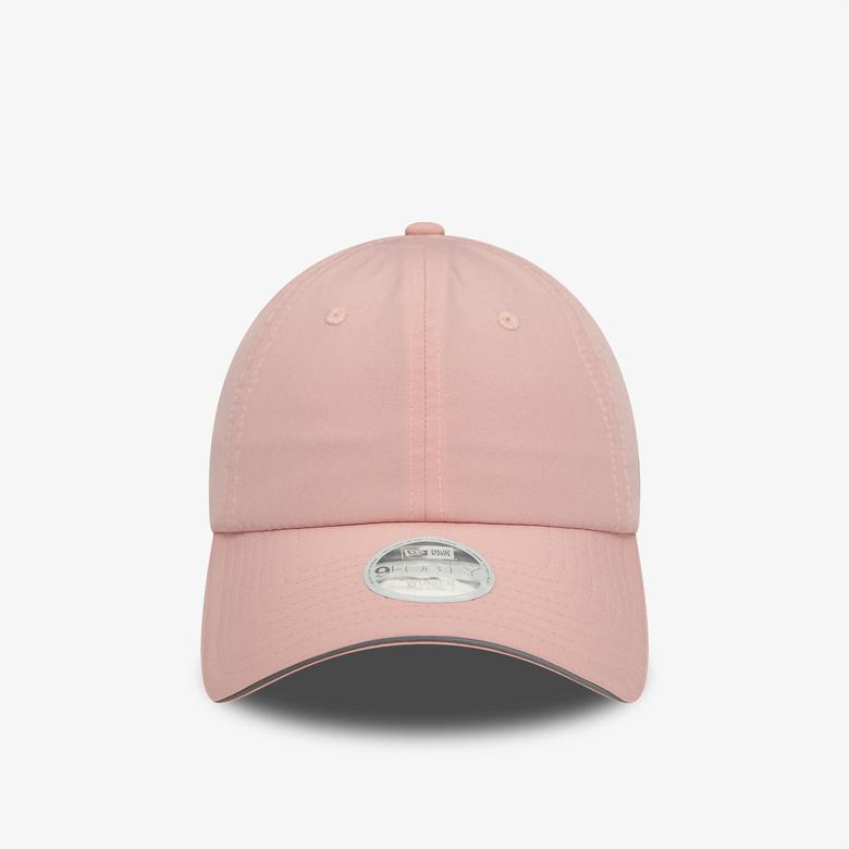 Kadın Pembe Şapka