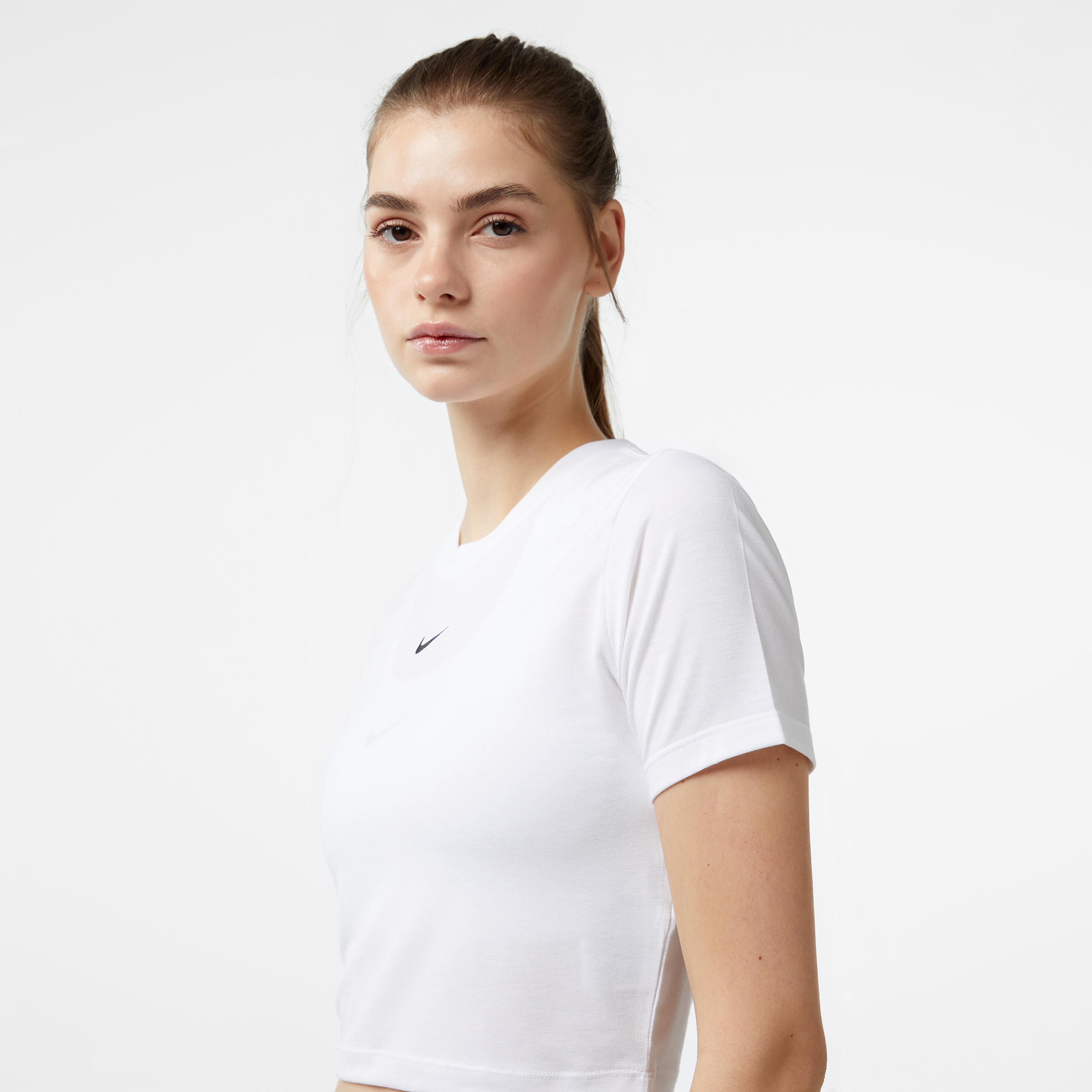 Nike Sportswear Essential Slim-Fit Kadın Beyaz Crop T-Shirt